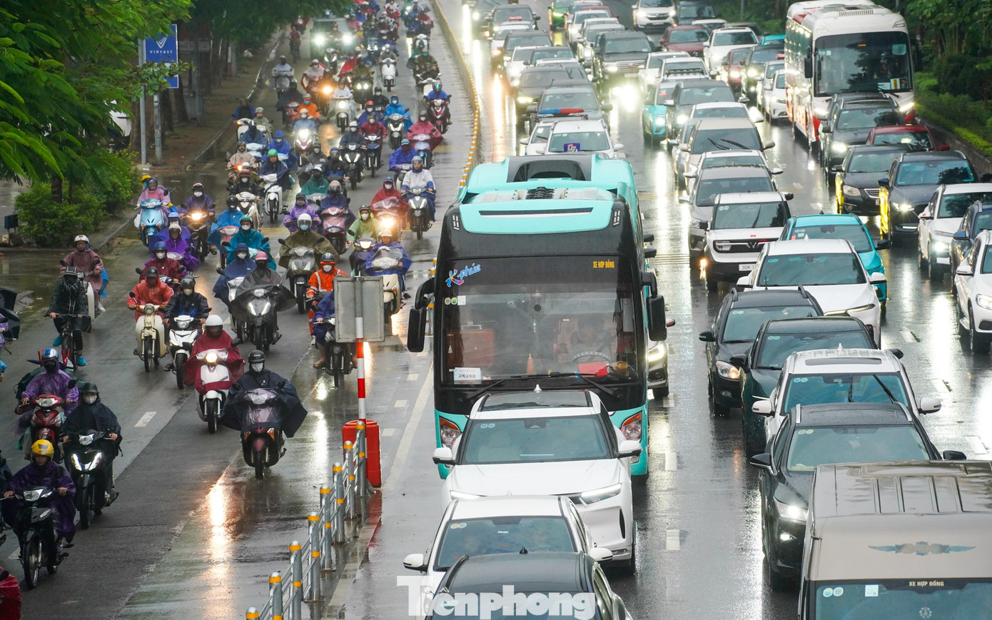 Hà Nội chìm trong mưa lạnh, đường phố kẹt cứng từ sáng sớm- Ảnh 11.
