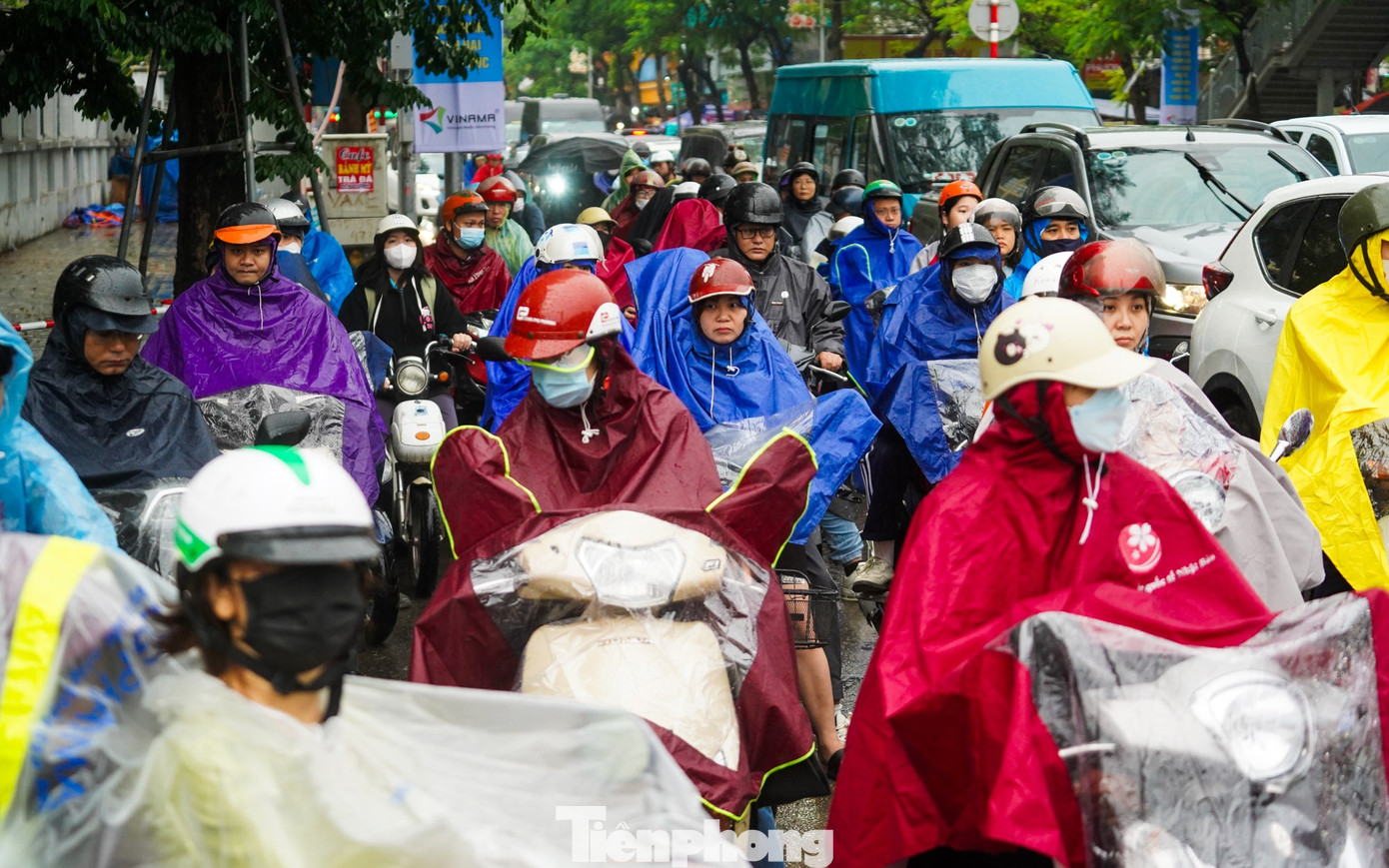 Hà Nội chìm trong mưa lạnh, đường phố kẹt cứng từ sáng sớm- Ảnh 12.