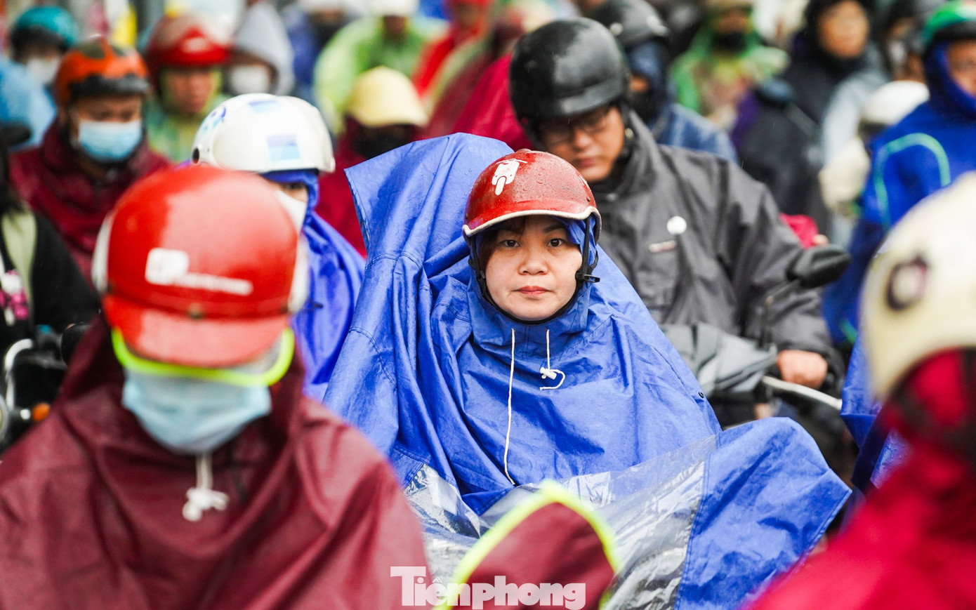 Hà Nội chìm trong mưa lạnh, đường phố kẹt cứng từ sáng sớm- Ảnh 13.