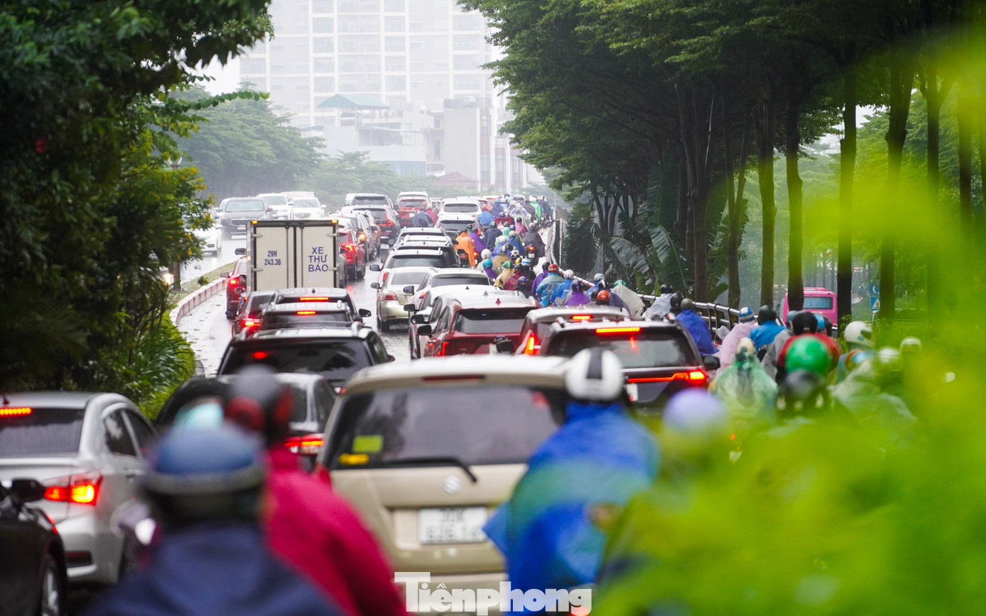 Hà Nội chìm trong mưa lạnh, đường phố kẹt cứng từ sáng sớm- Ảnh 6.
