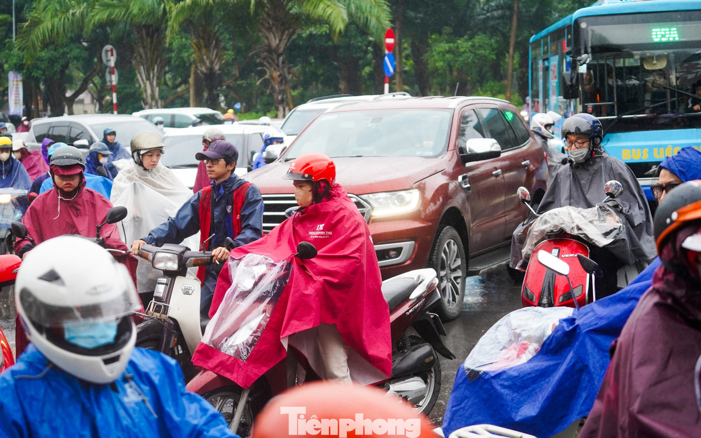 Hà Nội chìm trong mưa lạnh, đường phố kẹt cứng từ sáng sớm- Ảnh 8.