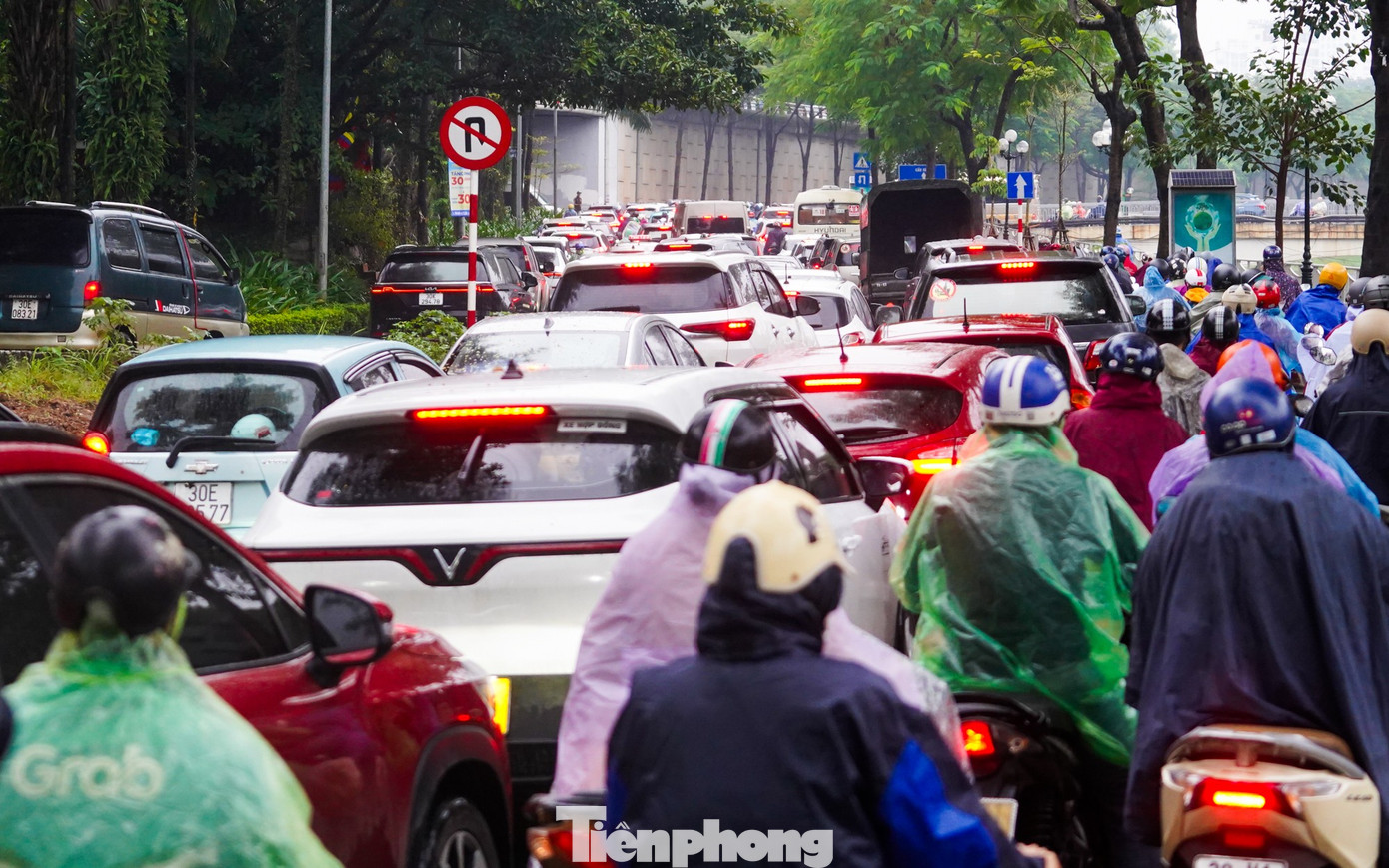 Hà Nội chìm trong mưa lạnh, đường phố kẹt cứng từ sáng sớm- Ảnh 7.