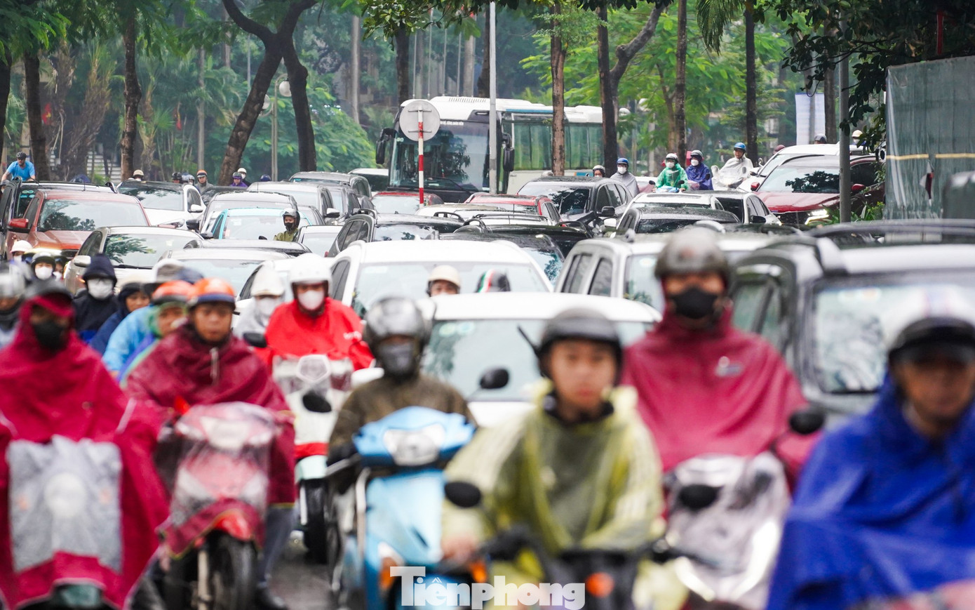 Hà Nội chìm trong mưa lạnh, đường phố kẹt cứng từ sáng sớm- Ảnh 9.