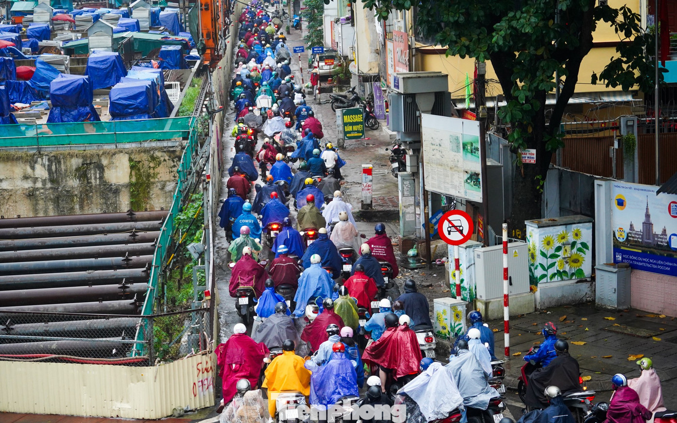 Hà Nội chìm trong mưa lạnh, đường phố kẹt cứng từ sáng sớm- Ảnh 16.
