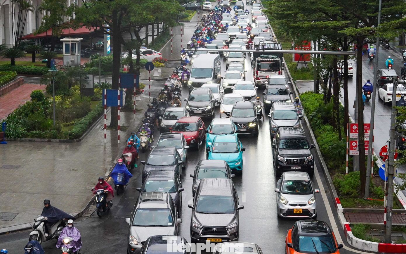 Hà Nội chìm trong mưa lạnh, đường phố kẹt cứng từ sáng sớm- Ảnh 5.