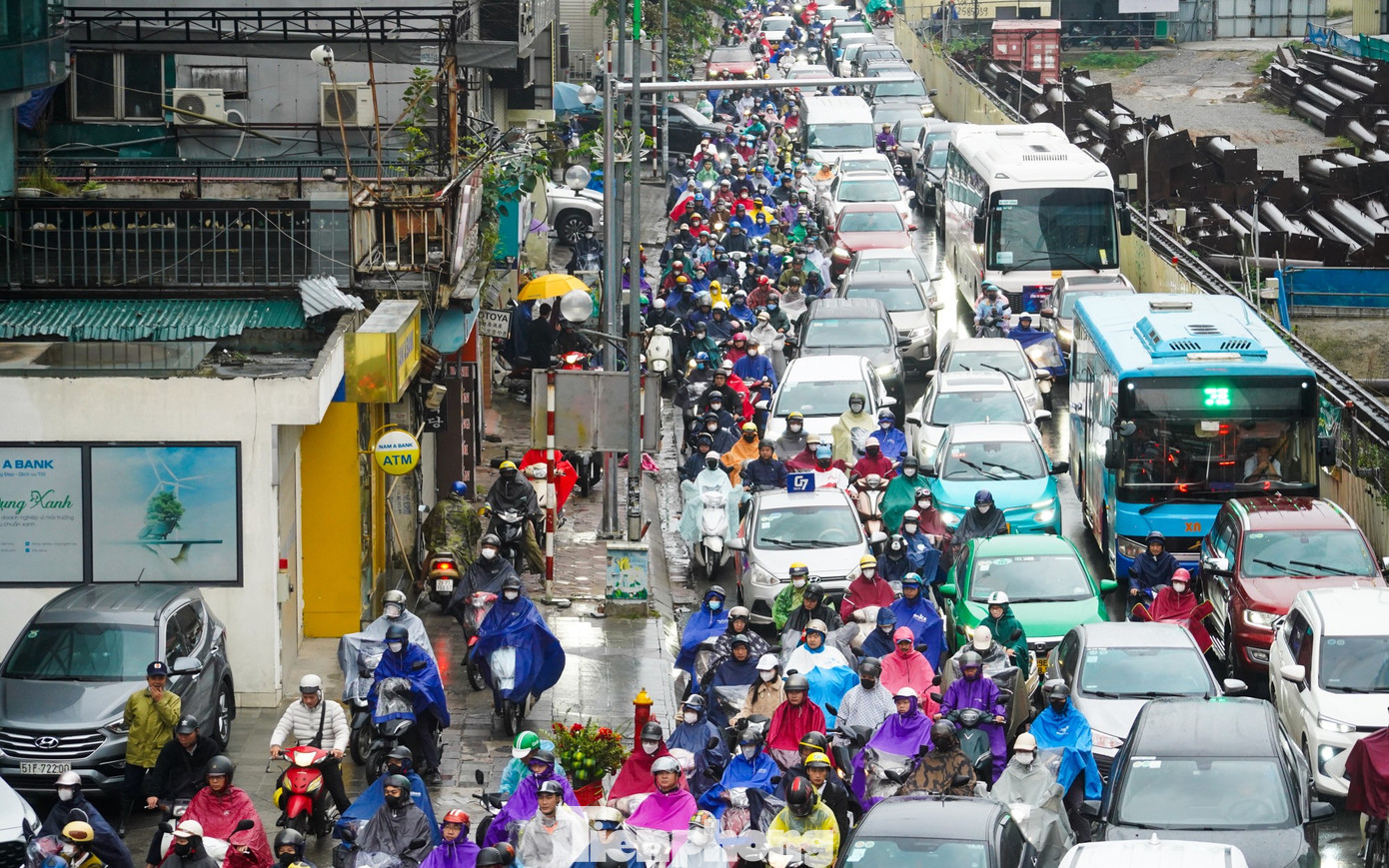 Hà Nội chìm trong mưa lạnh, đường phố kẹt cứng từ sáng sớm- Ảnh 14.