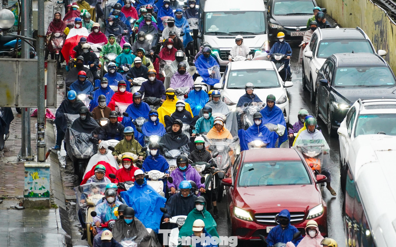 Hà Nội chìm trong mưa lạnh, đường phố kẹt cứng từ sáng sớm- Ảnh 15.