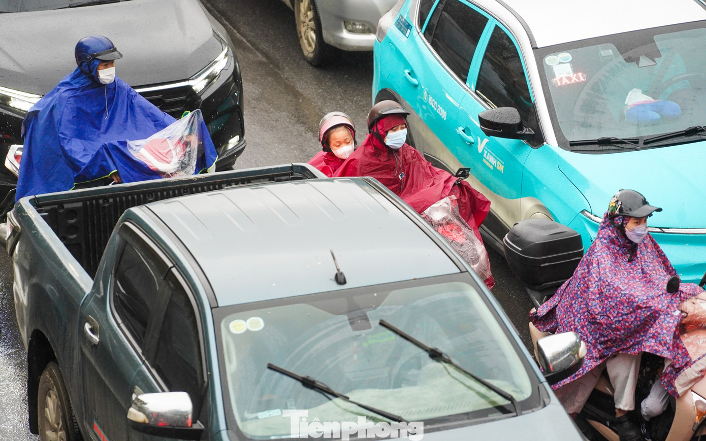 Hà Nội chìm trong mưa lạnh, đường phố kẹt cứng từ sáng sớm- Ảnh 10.