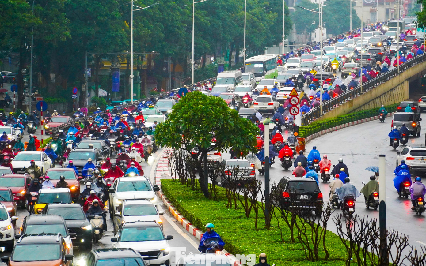 Hà Nội chìm trong mưa lạnh, đường phố kẹt cứng từ sáng sớm- Ảnh 17.
