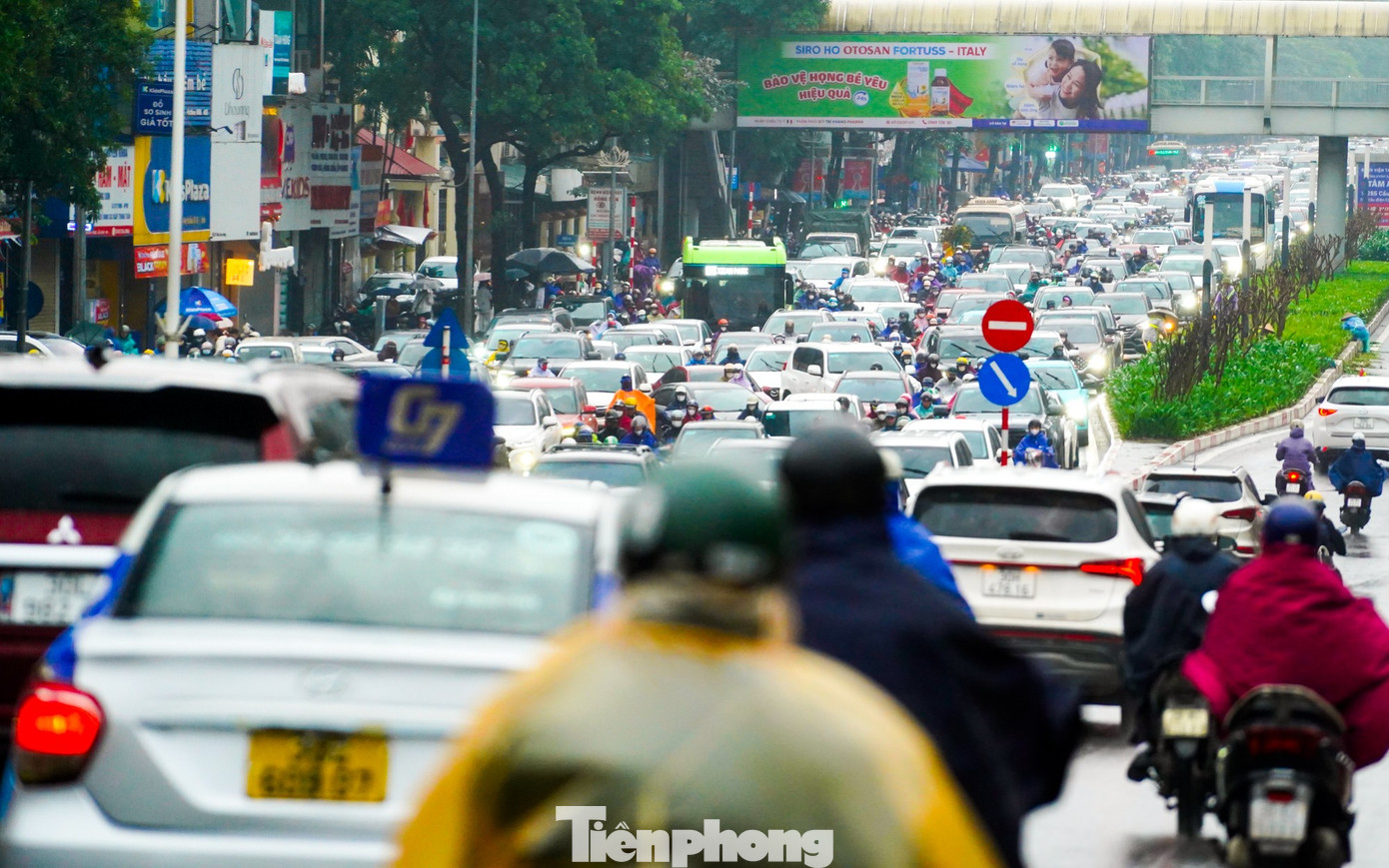 Hà Nội chìm trong mưa lạnh, đường phố kẹt cứng từ sáng sớm- Ảnh 18.