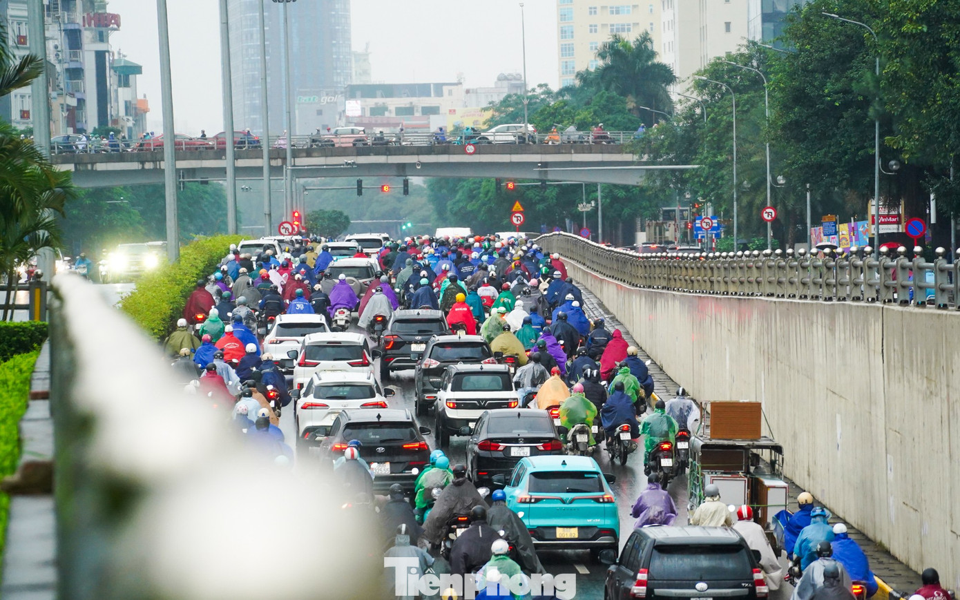 Hà Nội chìm trong mưa lạnh, đường phố kẹt cứng từ sáng sớm- Ảnh 19.