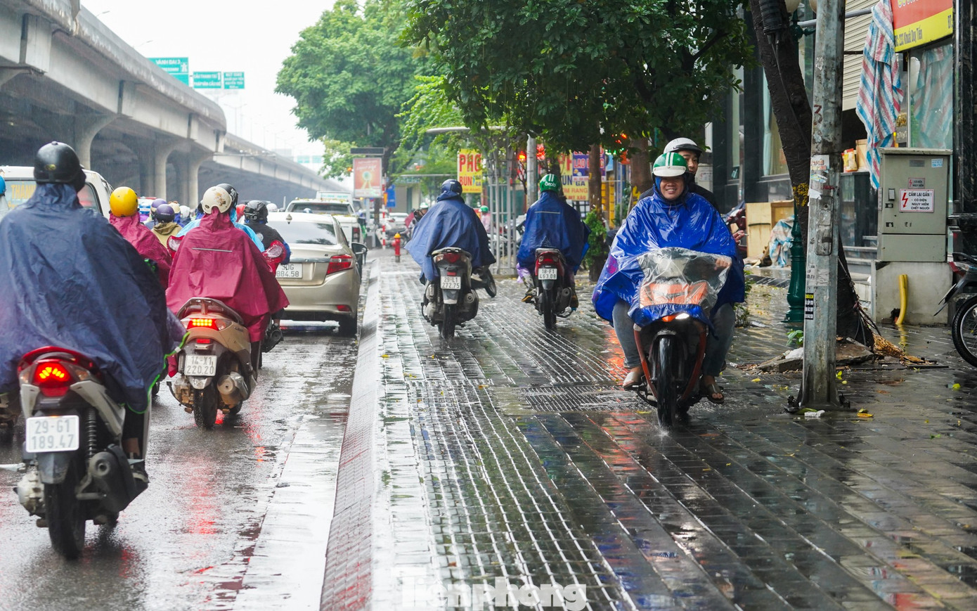 Hà Nội chìm trong mưa lạnh, đường phố kẹt cứng từ sáng sớm- Ảnh 22.