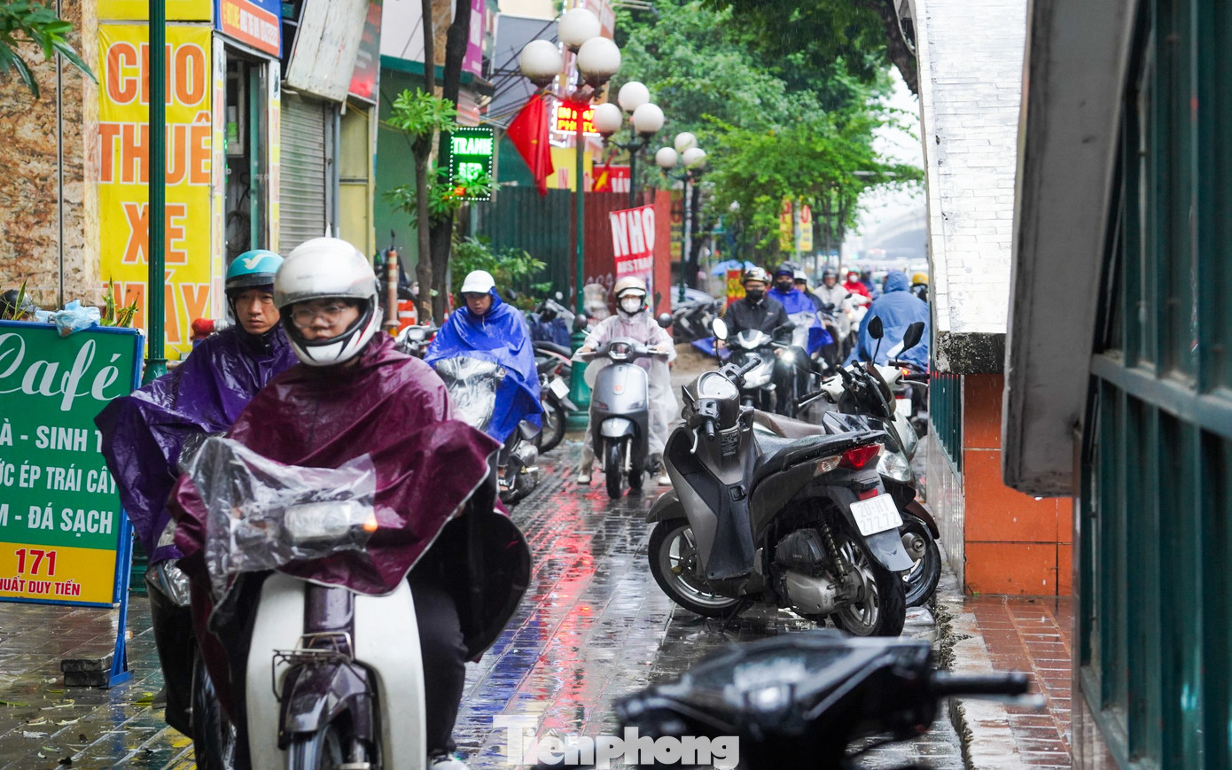Hà Nội chìm trong mưa lạnh, đường phố kẹt cứng từ sáng sớm- Ảnh 21.