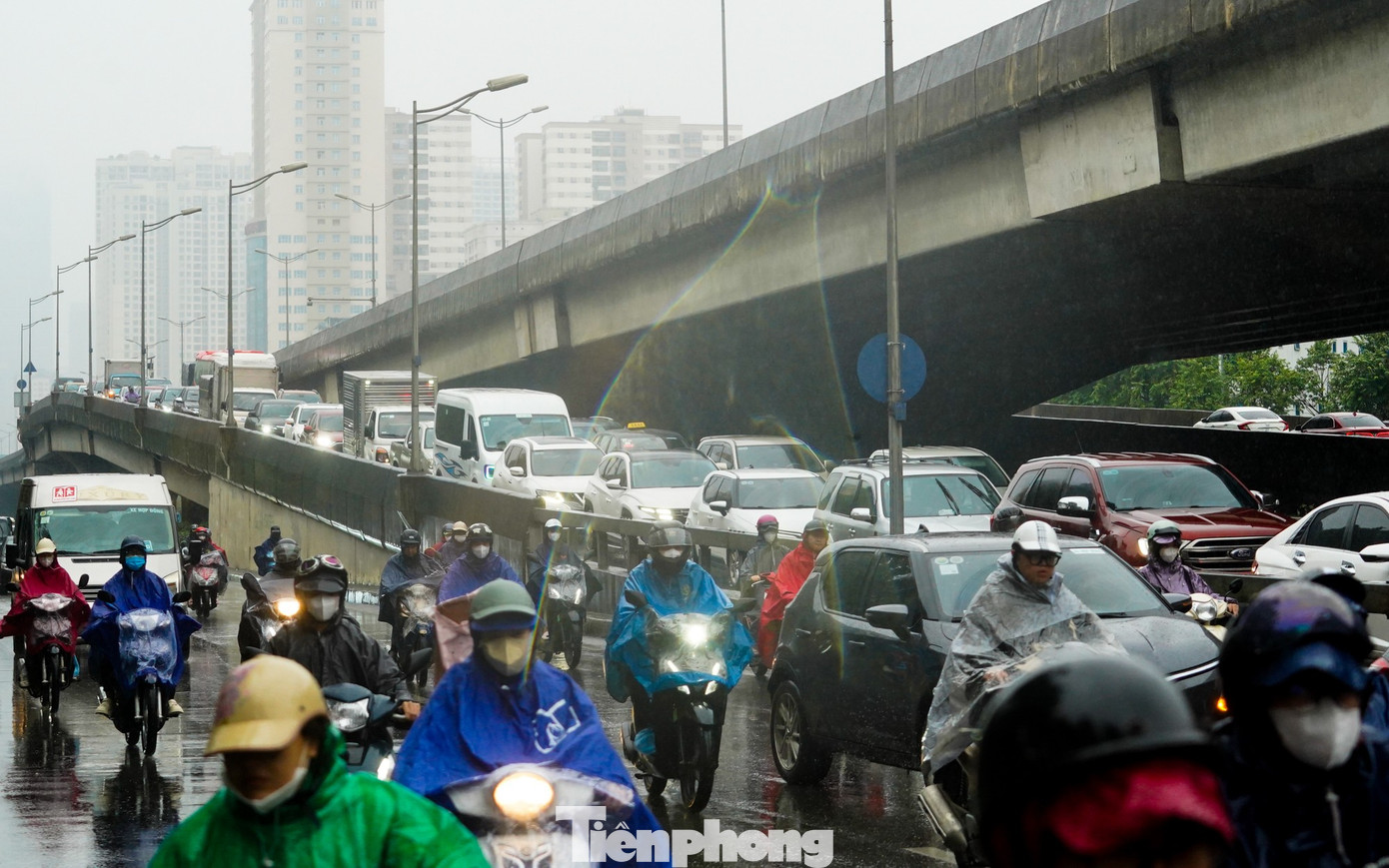 Hà Nội chìm trong mưa lạnh, đường phố kẹt cứng từ sáng sớm- Ảnh 20.
