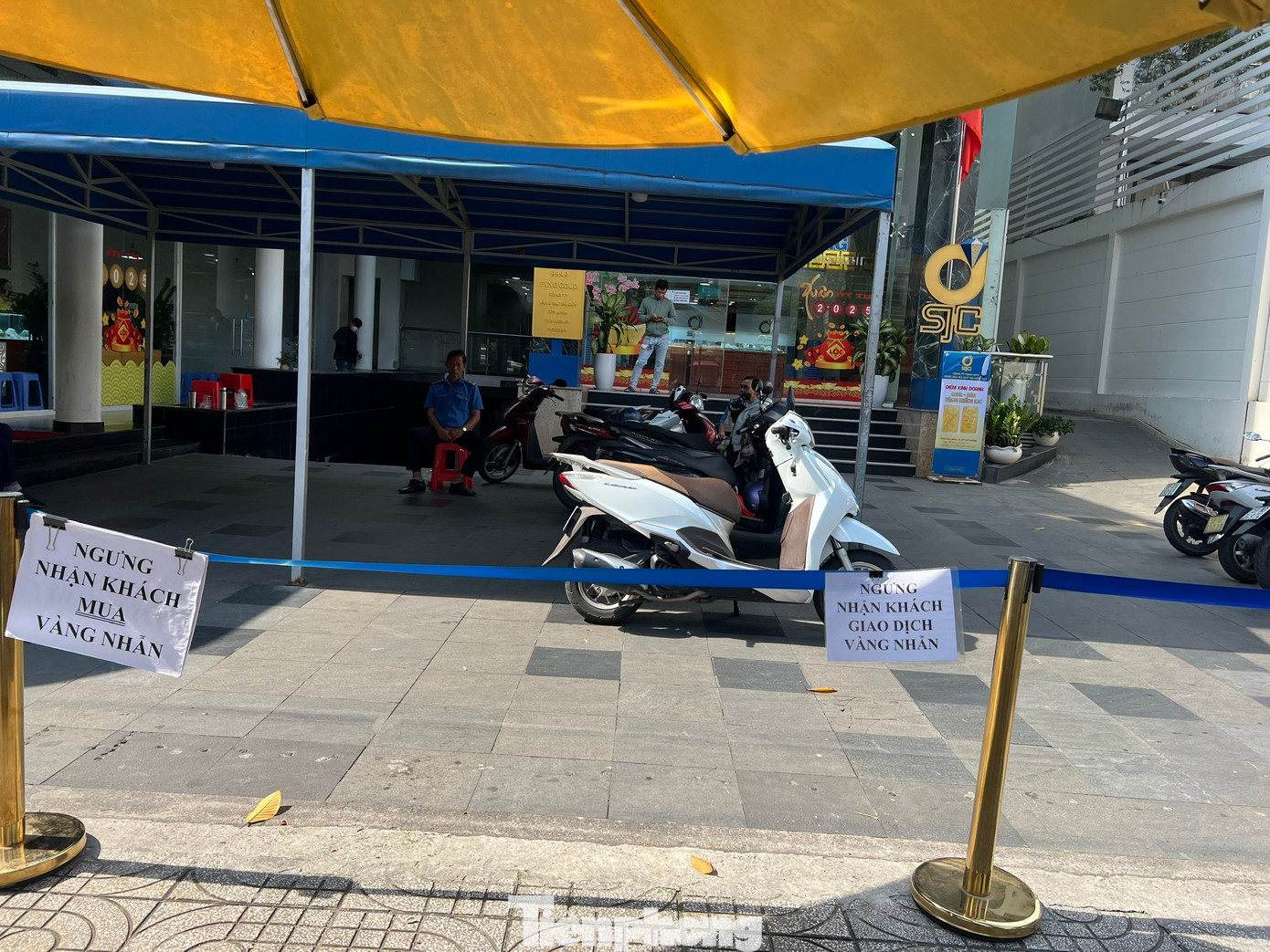 Nhiều tiệm vàng ở TPHCM bỗng dưng… vắng tanh- Ảnh 3.