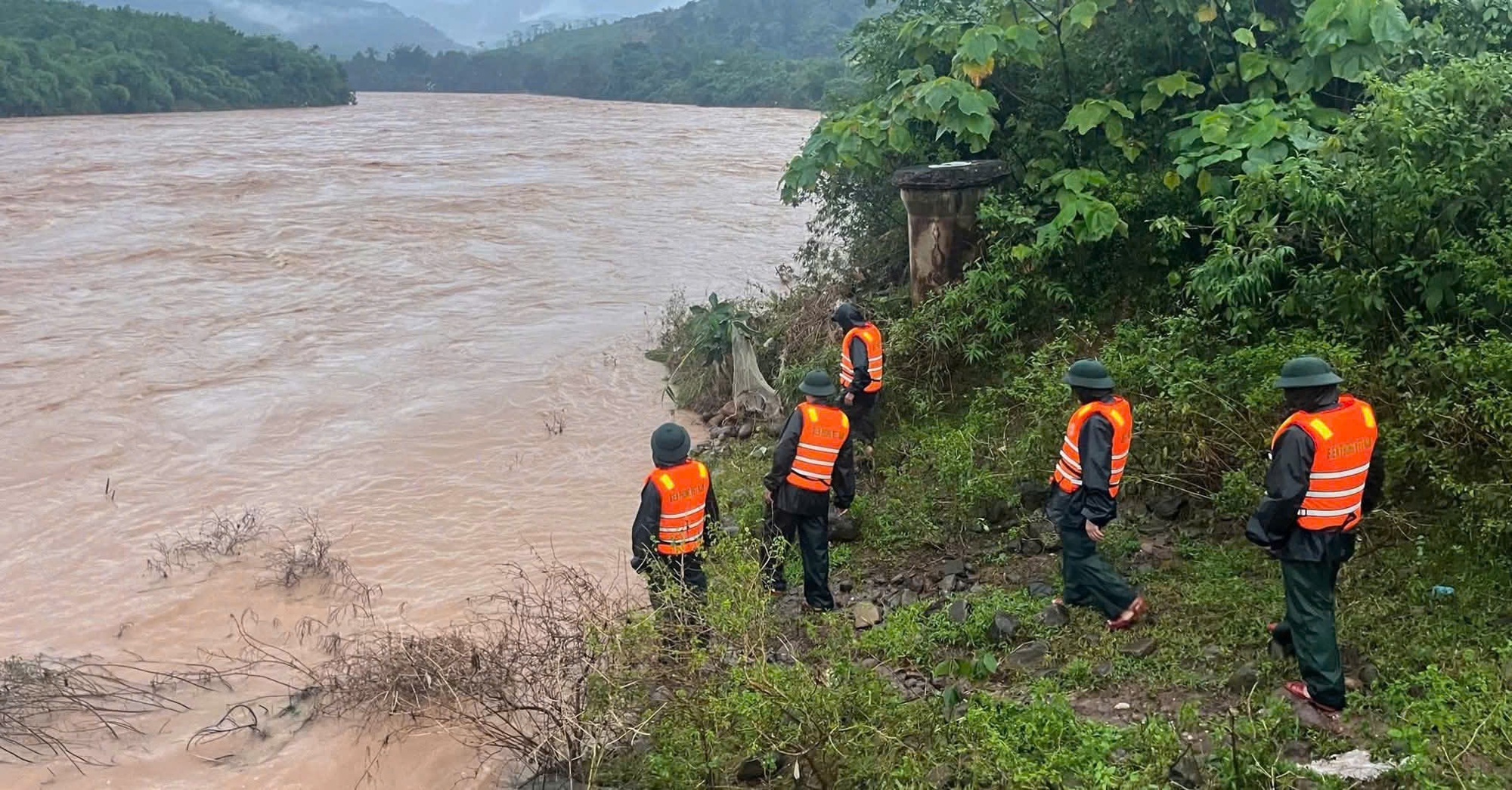 CLIP: Xe đầu kéo bị lũ "vò nát", cả 100 người tìm kiếm tài xế mất tích- Ảnh 4. CLIP: Xe đầu kéo bị lũ "vò nát", cả 100 người tìm kiếm tài xế mất tích- Ảnh 4.
