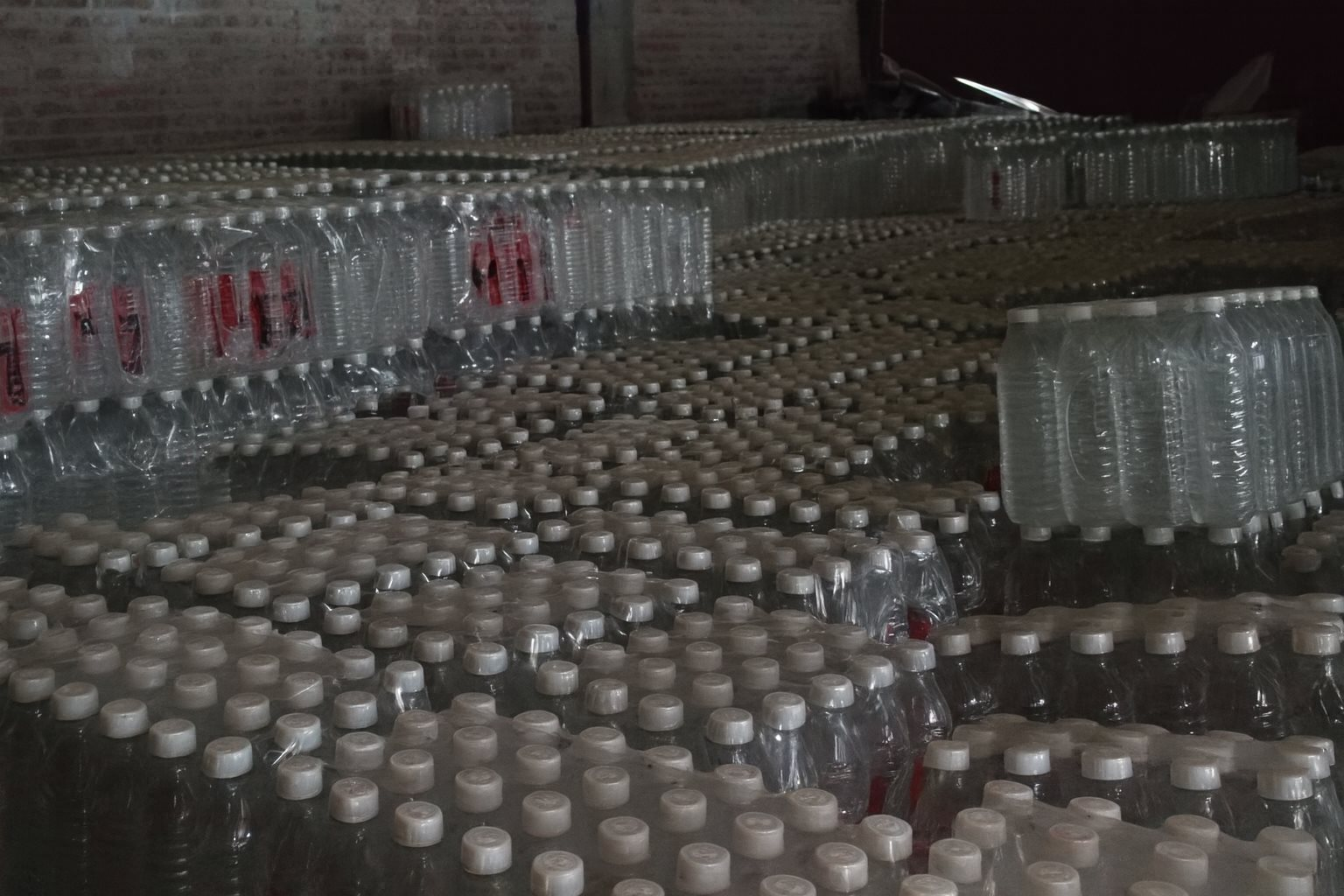 Đột kích một nhà kho, công an triệt phá đường dây sản xuất nước lọc giả quy mô lớn - chủ sở hữu là con trai Cựu Chủ tịch Hội đồng thành phố- Ảnh 3.