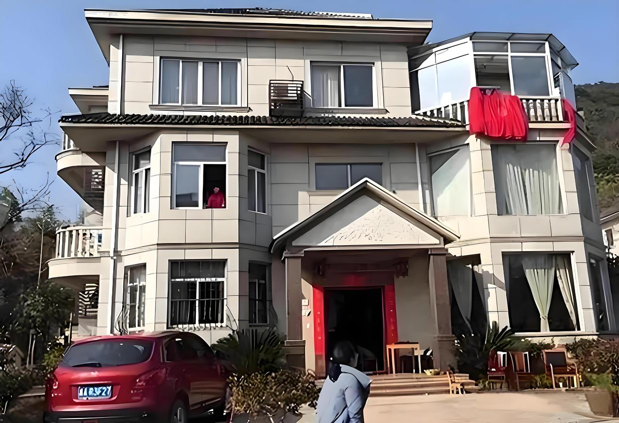 Bán nhà cổ được 32 tỷ đồng, cha mẹ chia hết cho anh và em trai, tôi chỉ được 371 triệu nhưng 3 tháng sau nhận 1 cuộc gọi mà cả đời không thể quên- Ảnh 1.