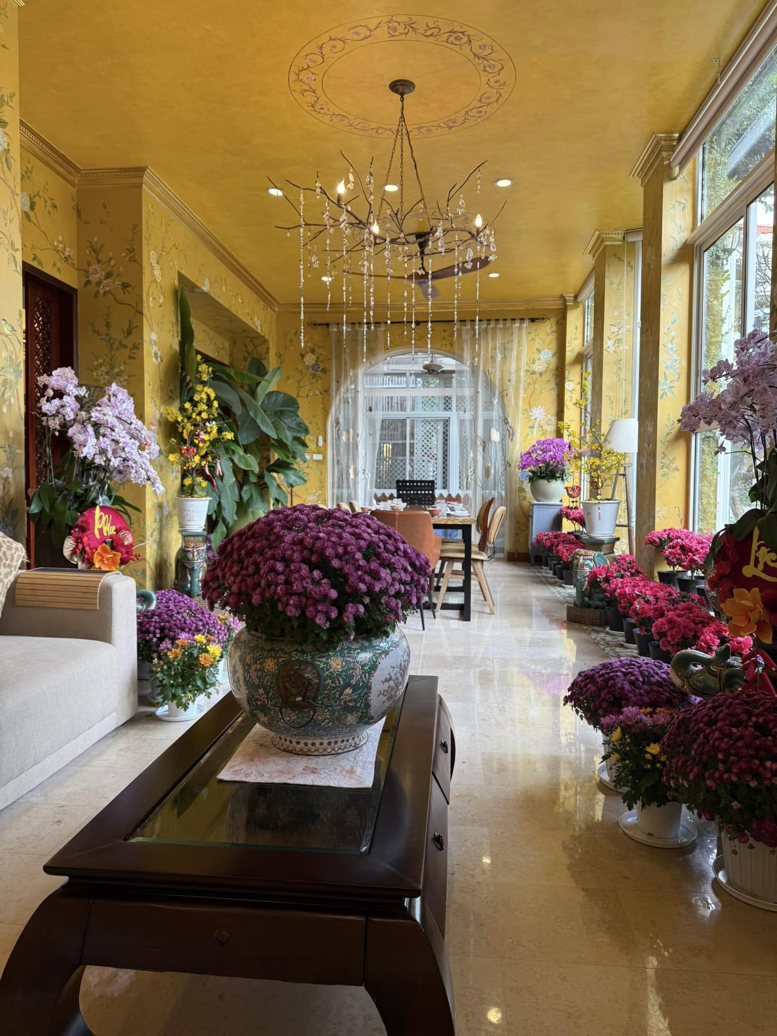 Hoa hậu Việt là mẹ đơn thân, U60 đẹp như 30, sở hữu biệt thự bề thế ở TP.HCM, đi mỏi chân không hết- Ảnh 9.