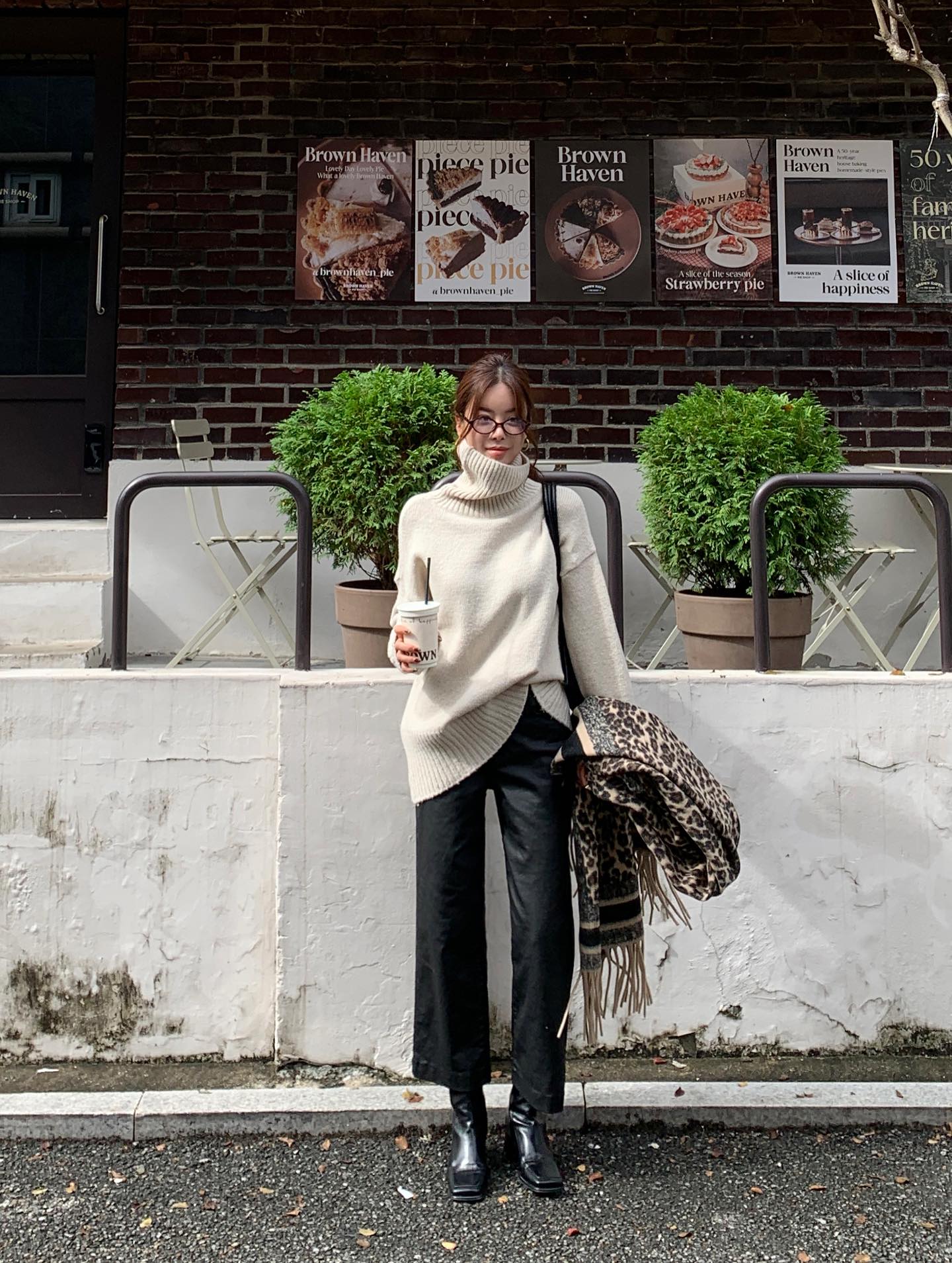 Boots phối cùng 4 kiểu trang phục này là chuẩn, giúp sang chảnh hóa cả set đồ- Ảnh 8. Boots phối cùng 4 kiểu trang phục này là chuẩn, giúp sang chảnh hóa cả set đồ- Ảnh 8.