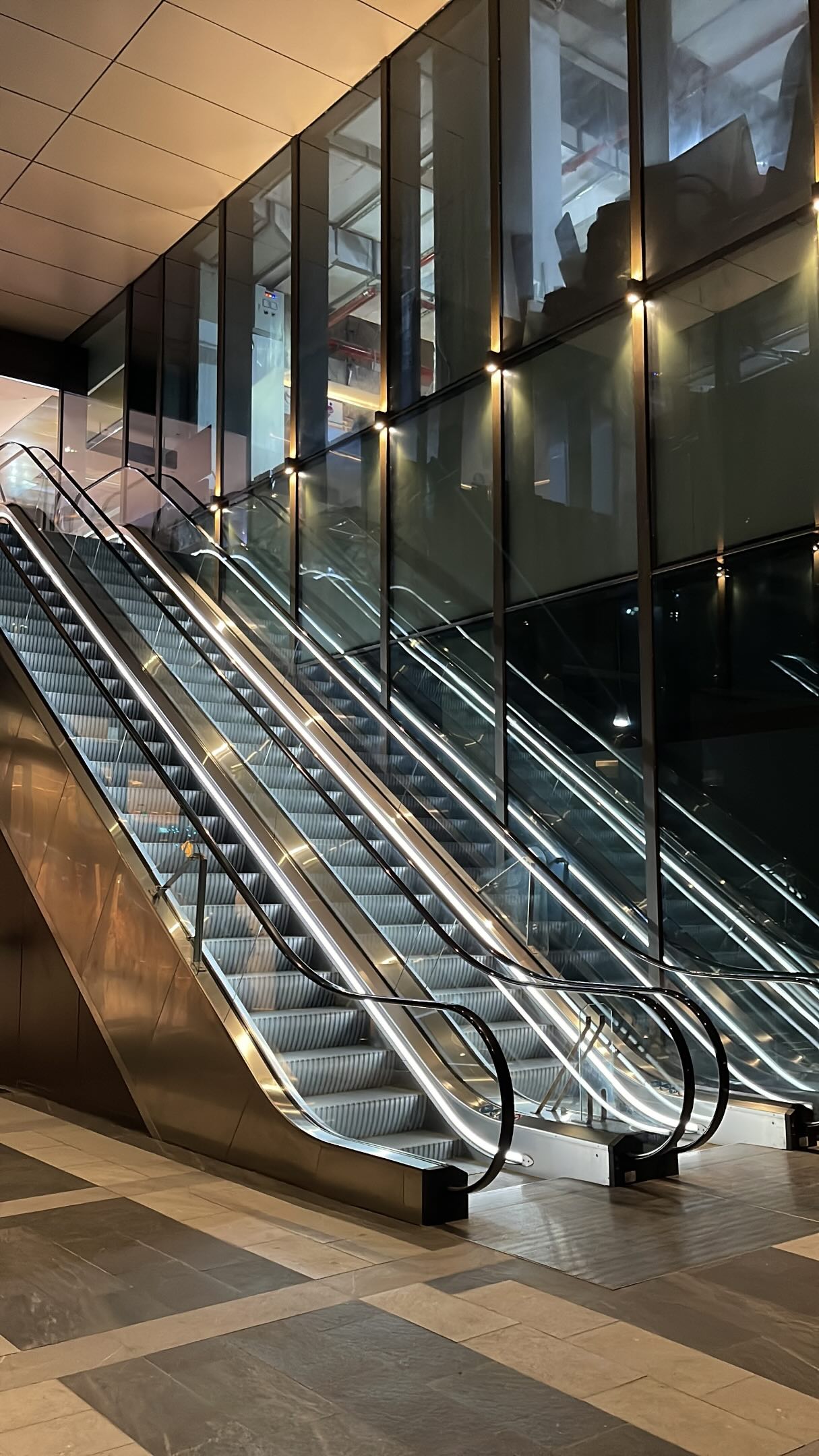 Xuất hiện chiếc thang cuốn khiến giới trẻ TP.HCM phát cuồng: View tiền tỷ, hoàn toàn miễn phí tham quan- Ảnh 1. Xuất hiện chiếc thang cuốn khiến giới trẻ TP.HCM phát cuồng: View tiền tỷ, hoàn toàn miễn phí tham quan- Ảnh 1.