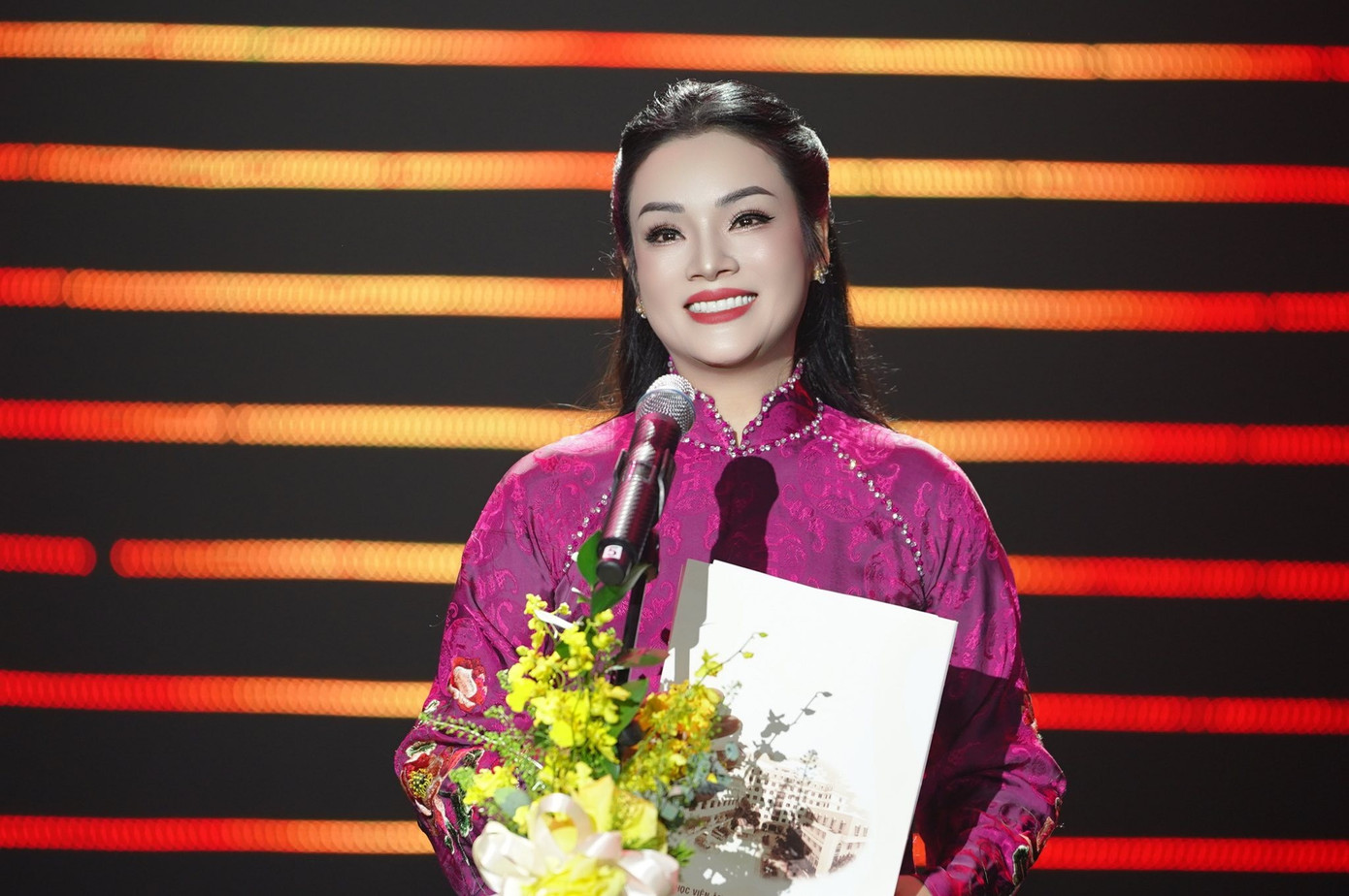 NSƯT Tân Nhàn được công nhận chức danh Phó giáo sư- Ảnh 2. NSƯT Tân Nhàn được công nhận chức danh Phó giáo sư- Ảnh 2.