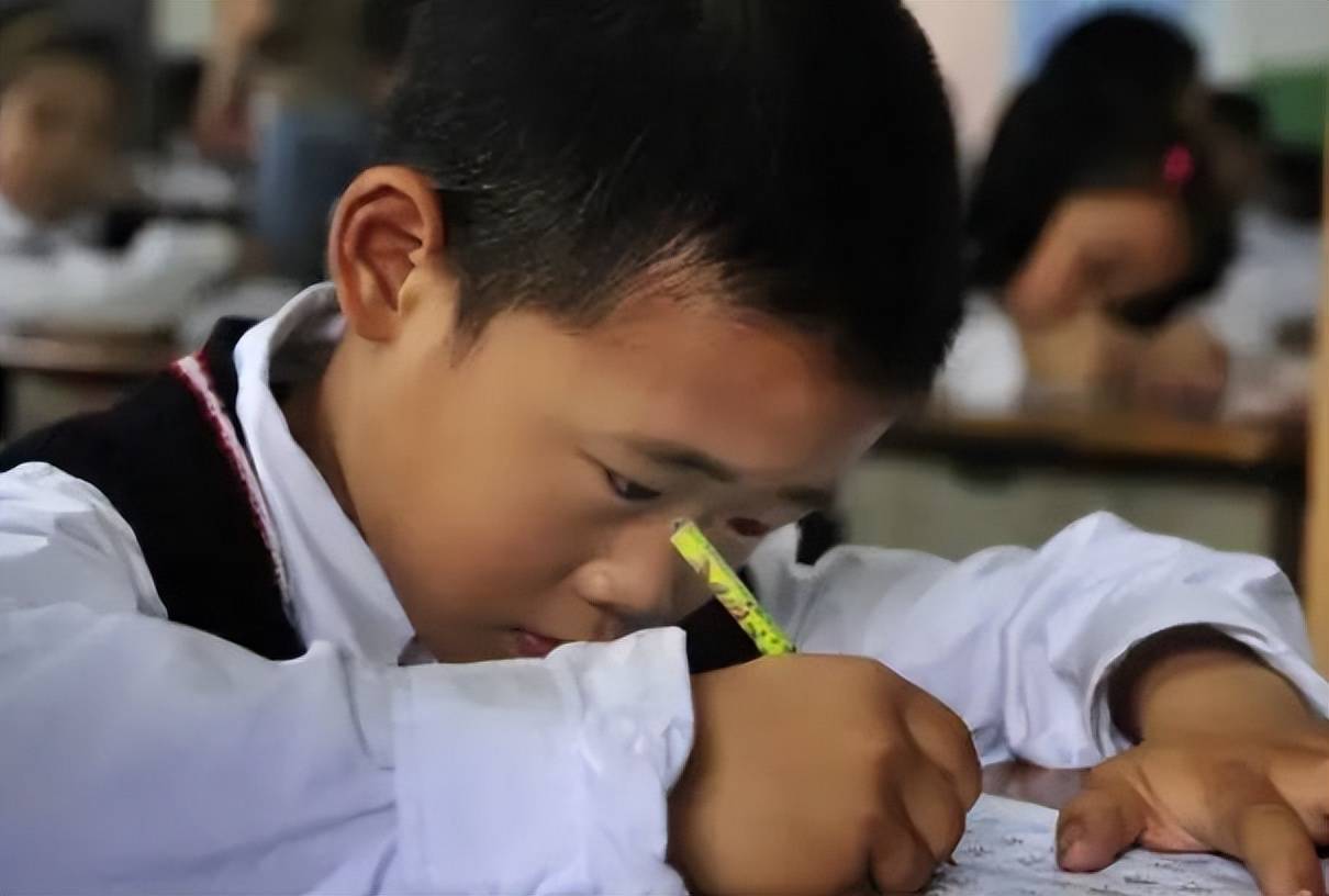 Học sinh làm "1+2+2=5" bị cô giáo gạch đỏ, phụ huynh bức xúc đi kiện thì nhận về câu nói gây sốc: "Sao vô lý vậy được?"- Ảnh 1.