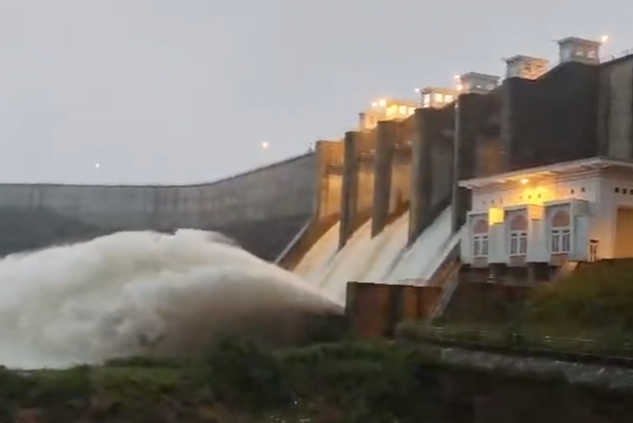 Clip: Nhiều hồ chứa ở Khánh Hòa xả lũ thêm 5 ngày, cảnh báo có nơi ngập 2m- Ảnh 1. Clip: Nhiều hồ chứa ở Khánh Hòa xả lũ thêm 5 ngày, cảnh báo có nơi ngập 2m- Ảnh 1.
