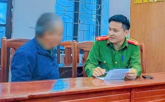 Nghe điện thoại từ số lạ, cụ ông 77 tuổi mang 300 triệu đồng đến ngân hàng chuyển tiền- Ảnh 1. Nghe điện thoại từ số lạ, cụ ông 77 tuổi mang 300 triệu đồng đến ngân hàng chuyển tiền- Ảnh 1.