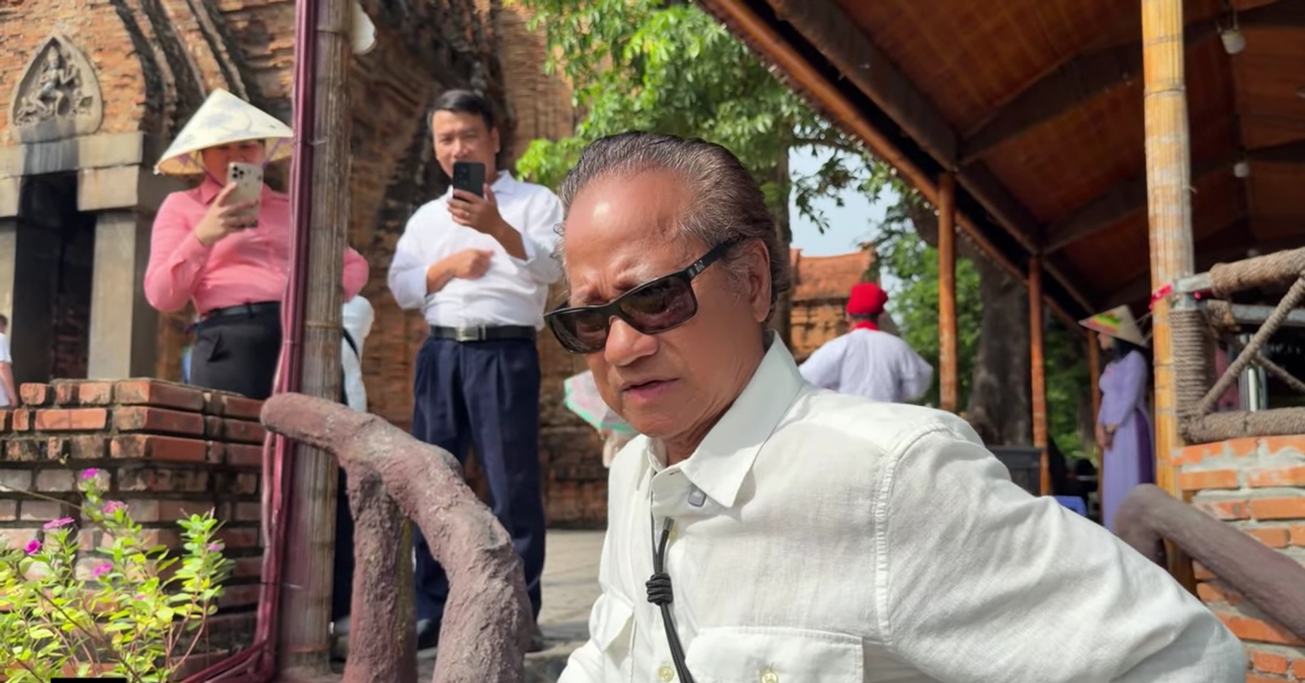 Chế Linh gây chú ý khi xuất hiện ở Nha Trang- Ảnh 1.