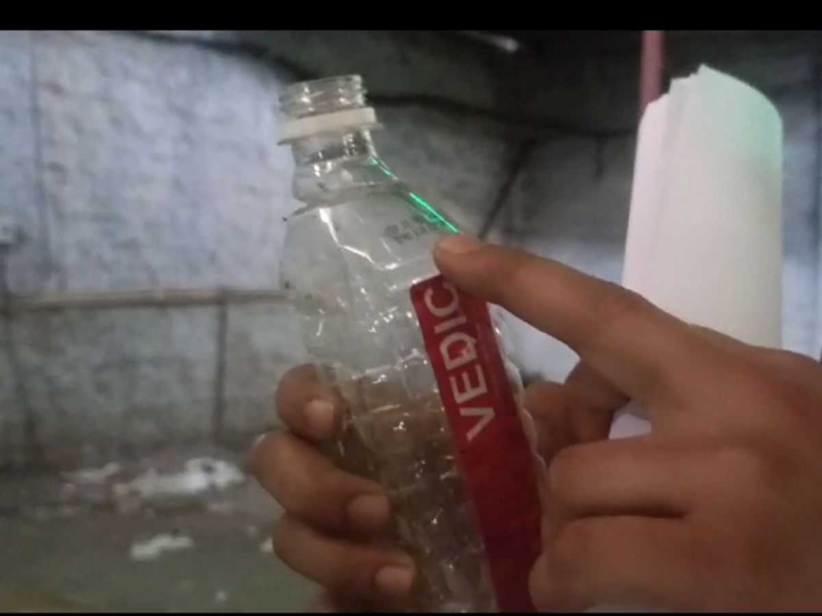 Đột kích một nhà kho, công an triệt phá đường dây sản xuất nước lọc giả quy mô lớn - chủ sở hữu là con trai Cựu Chủ tịch Hội đồng thành phố- Ảnh 2.