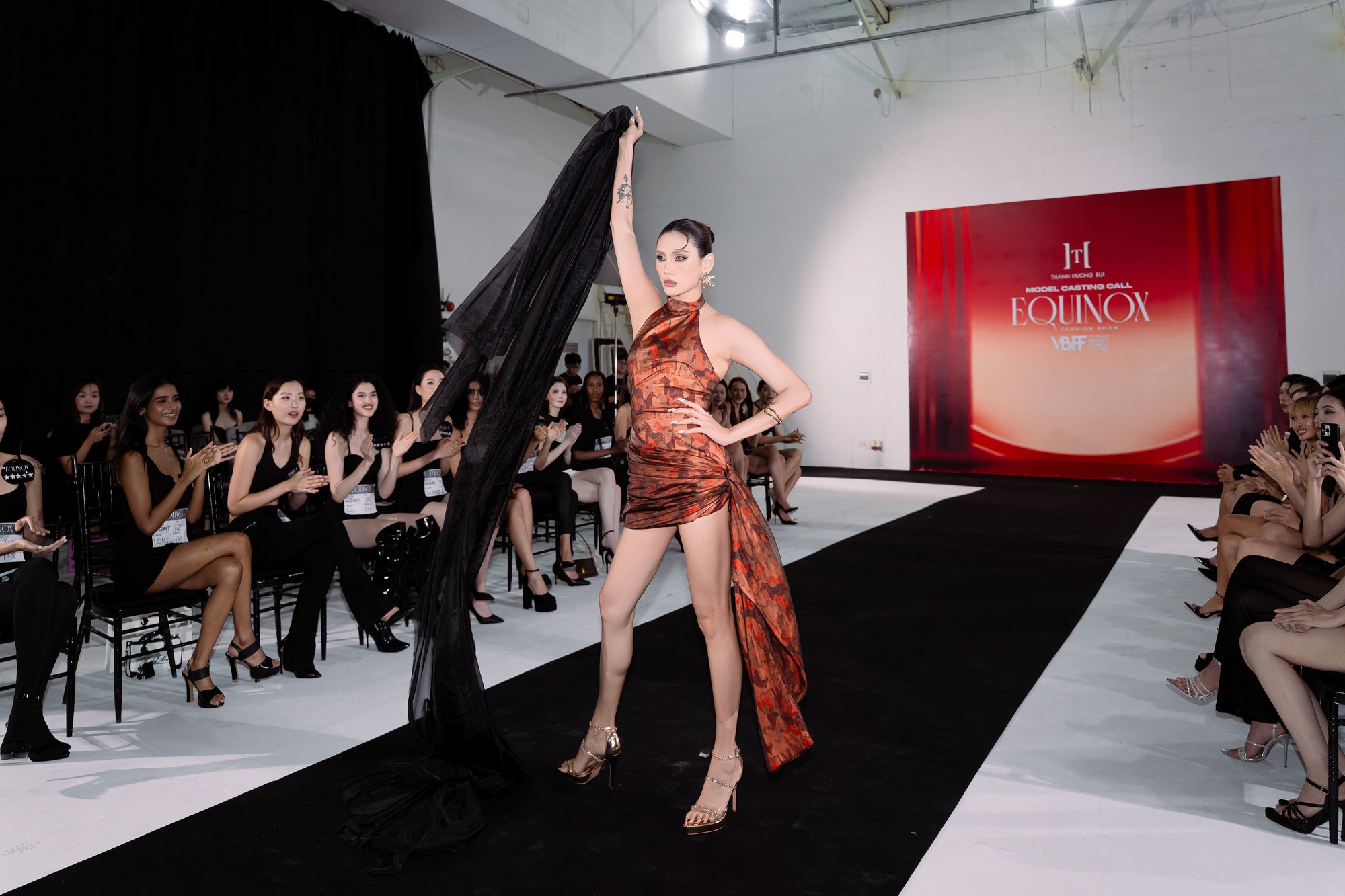 Tái xuất VBFF, Thanh Hương Bùi và song Hoàng đọ thần thái trong buổi tuyển chọn người mẫu cho BST EQUINOX- Ảnh 2.