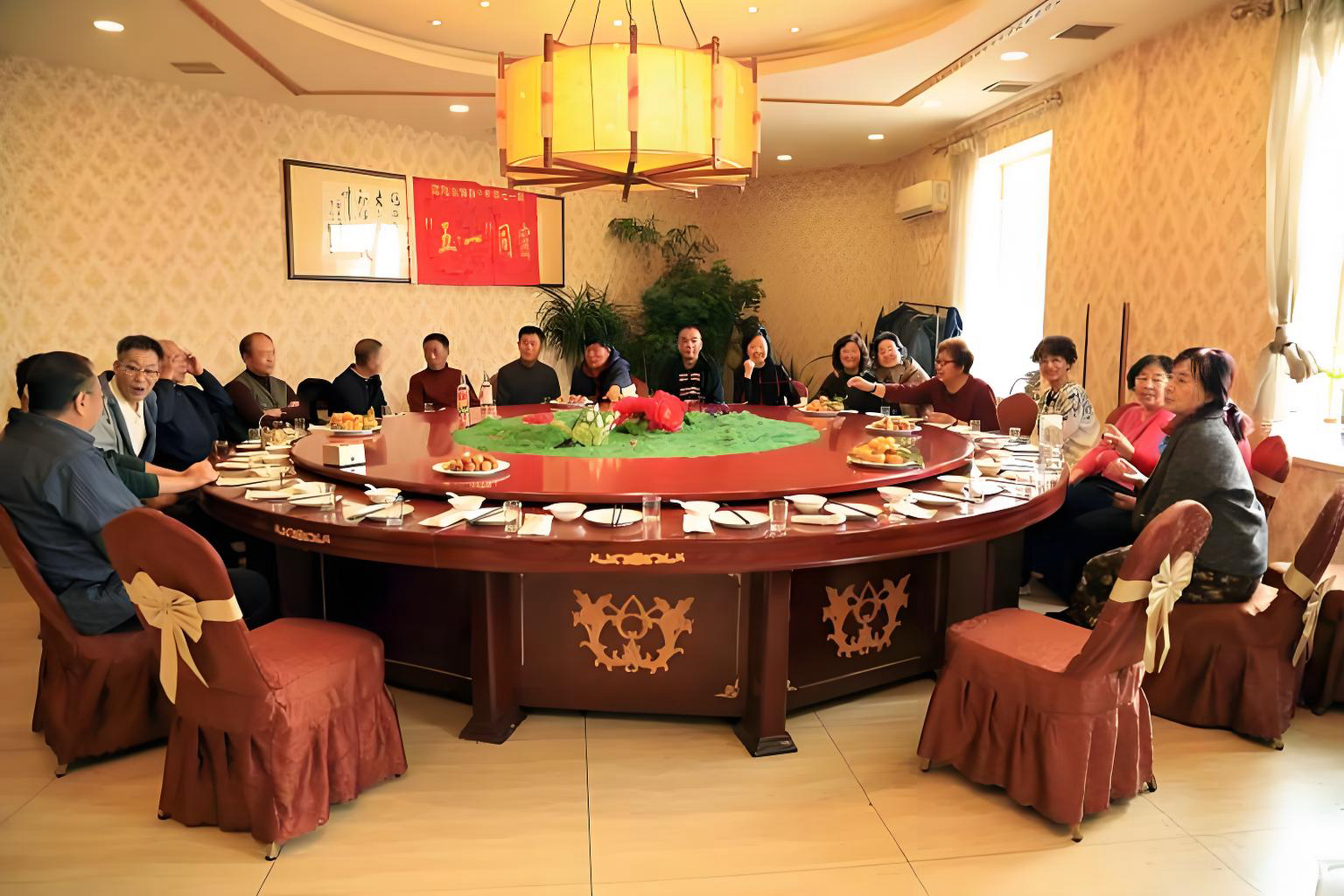 Đi họp lớp, các bạn được đại gia tặng quà 10 triệu đồng, trả hết hoá đơn: Không ngờ tôi vắng mặt bỗng thành “người may mắn nhất”- Ảnh 1.