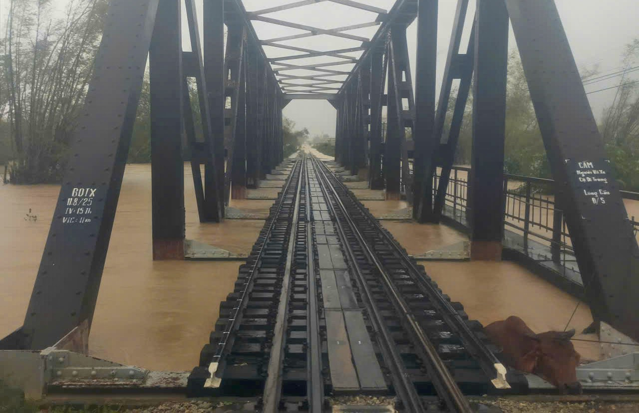 Đường sắt dừng tàu khách, khẩn cấp giữ cầu Luật Lễ- Ảnh 3.