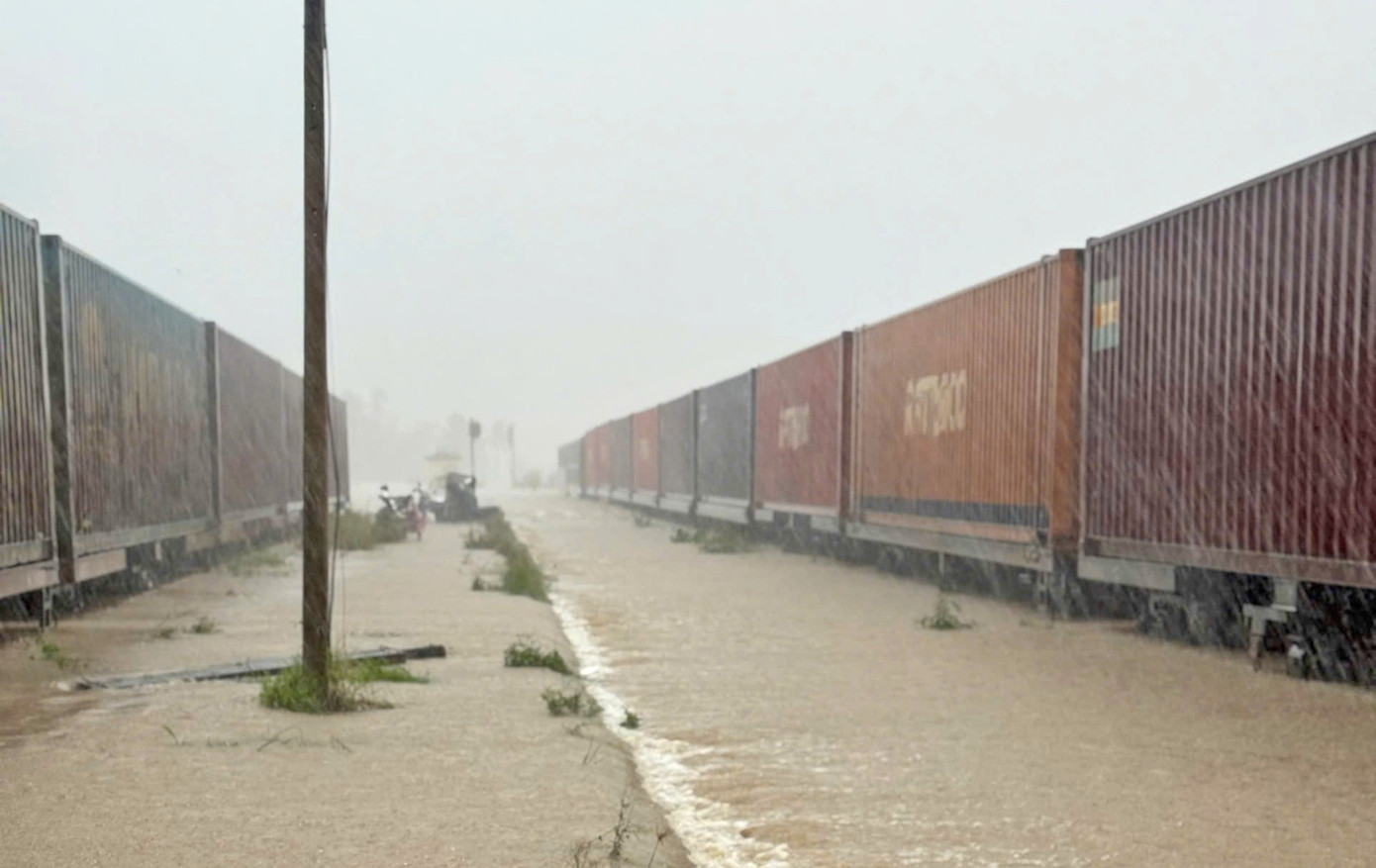 Đường sắt dừng tàu khách, khẩn cấp giữ cầu Luật Lễ- Ảnh 2.