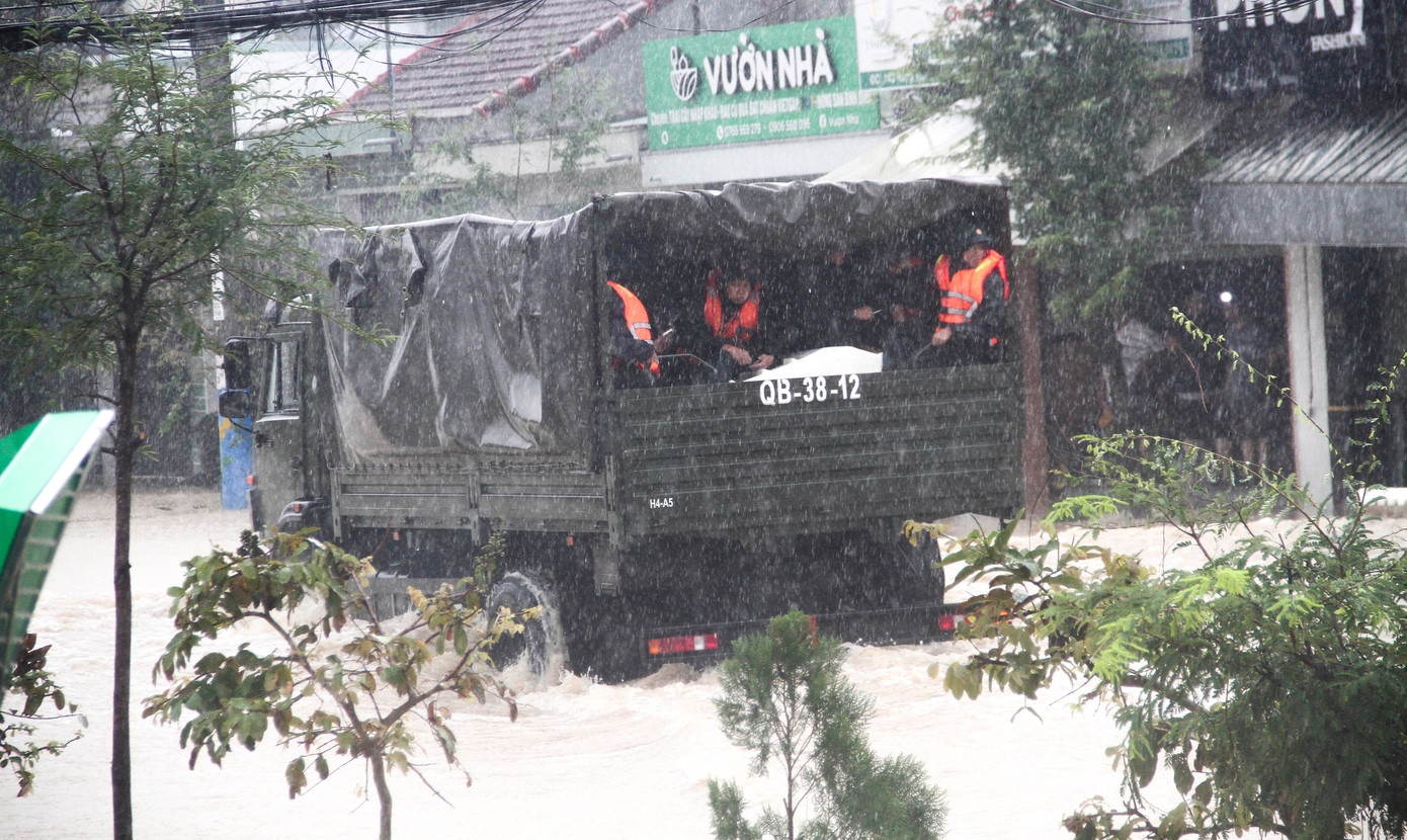 Nước lũ có nơi ngập 2m, người dân Quy Nhơn lên đường ray tìm nơi trú nạn- Ảnh 6.