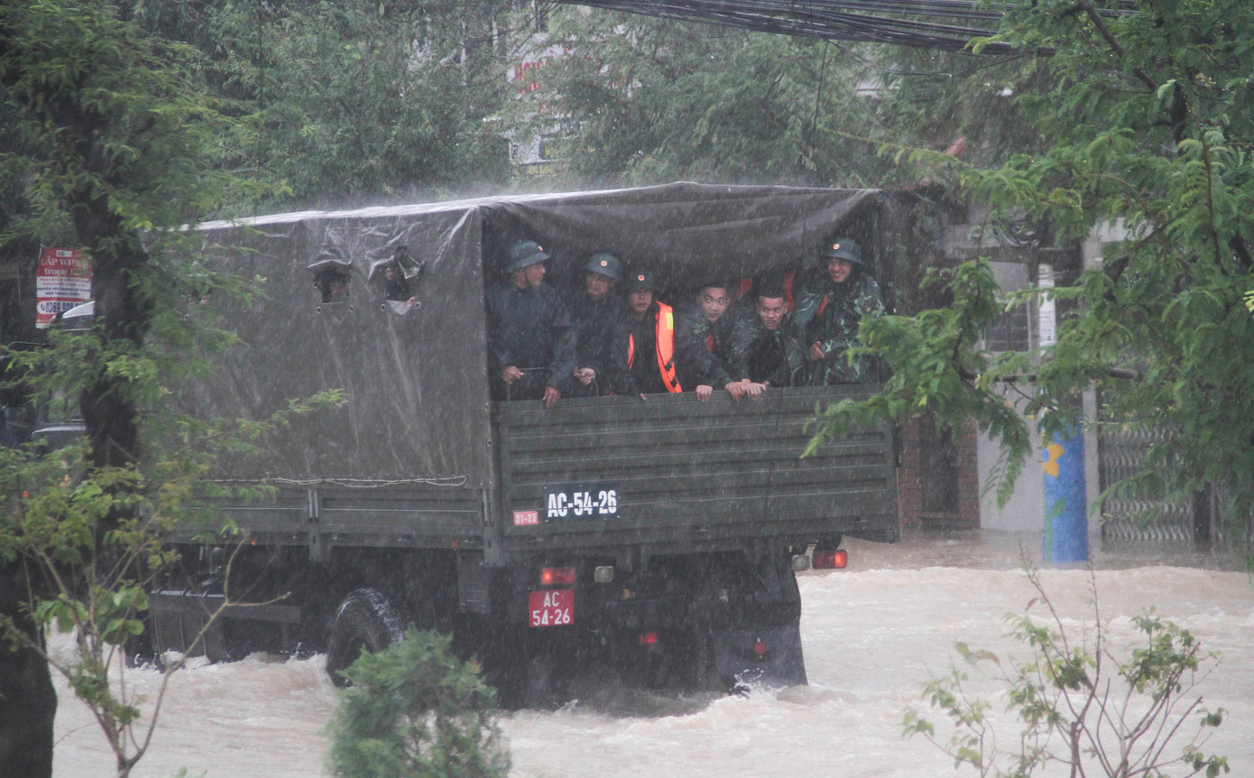 Nước lũ có nơi ngập 2m, người dân Quy Nhơn lên đường ray tìm nơi trú nạn- Ảnh 7.