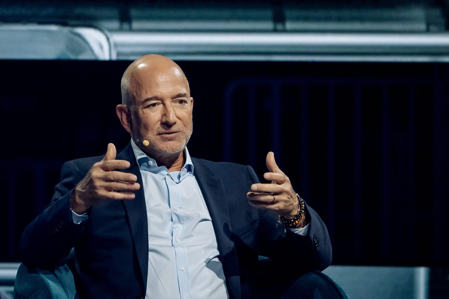 Chán nghỉ hưu, tỷ phú Jeff Bezos quay trở lại làm CEO startup AI- Ảnh 1.