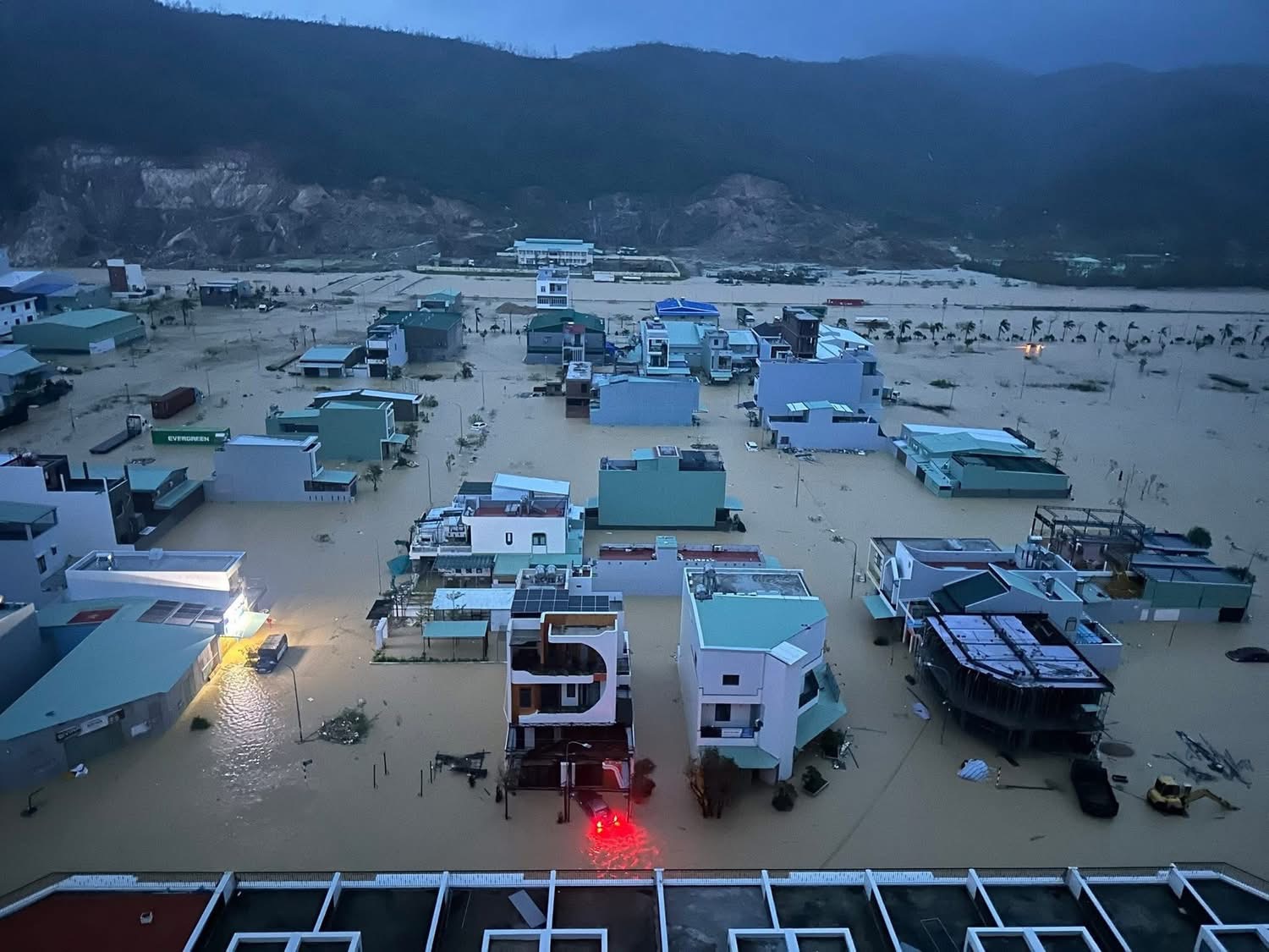 Cận cảnh mưa lũ lịch sử, hàng ngàn nhà dân Gia Lai chìm trong biển nước- Ảnh 1. Cận cảnh mưa lũ lịch sử, hàng ngàn nhà dân Gia Lai chìm trong biển nước- Ảnh 1.