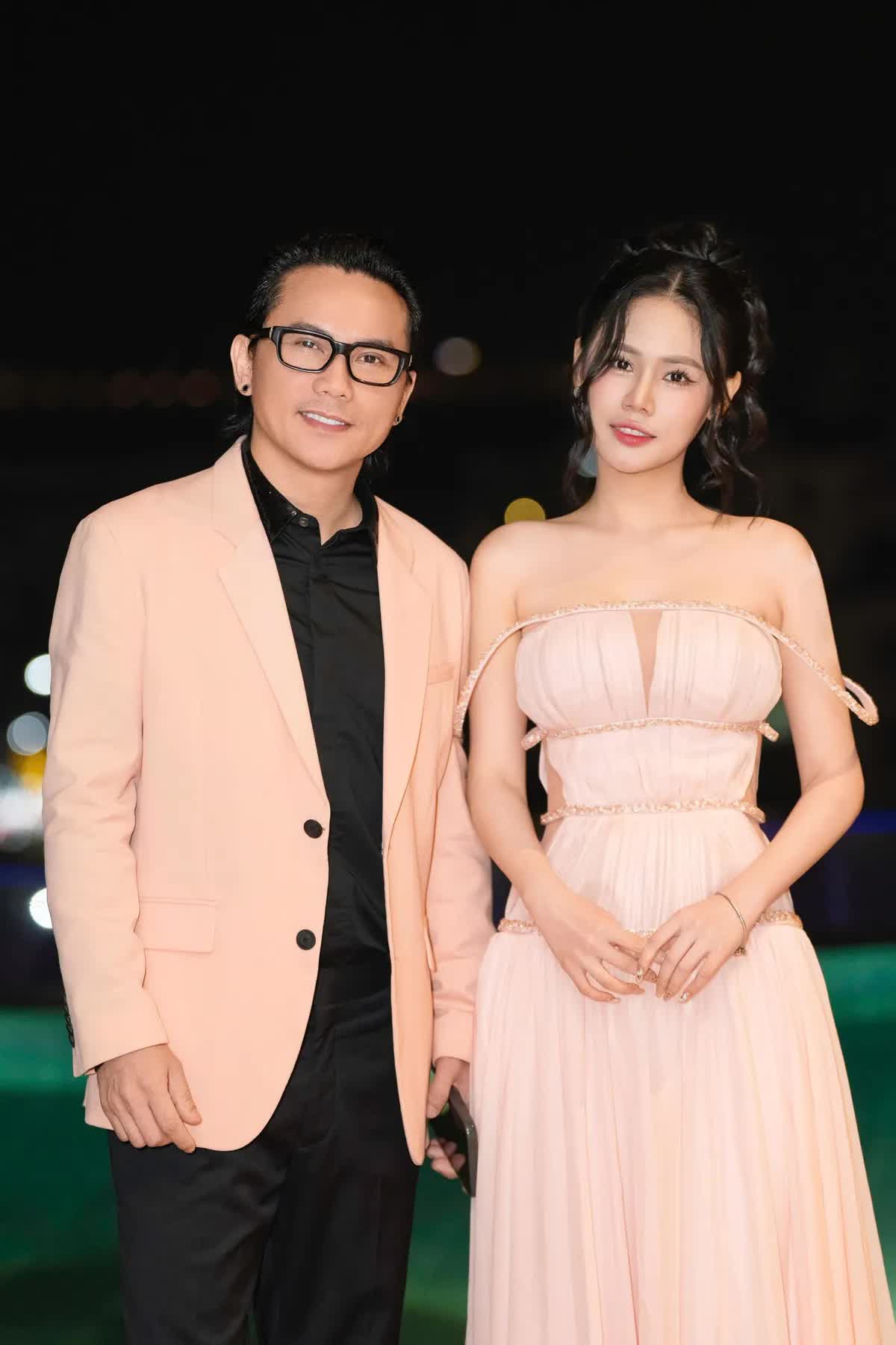 Nam nghệ sĩ U50 đứng sau hàng loạt hit đình đám: "Ông bố 5 con" khắt khe kỹ tính, 2 con gái cũng phải ký hợp đồng làm việc với công ty- Ảnh 1.