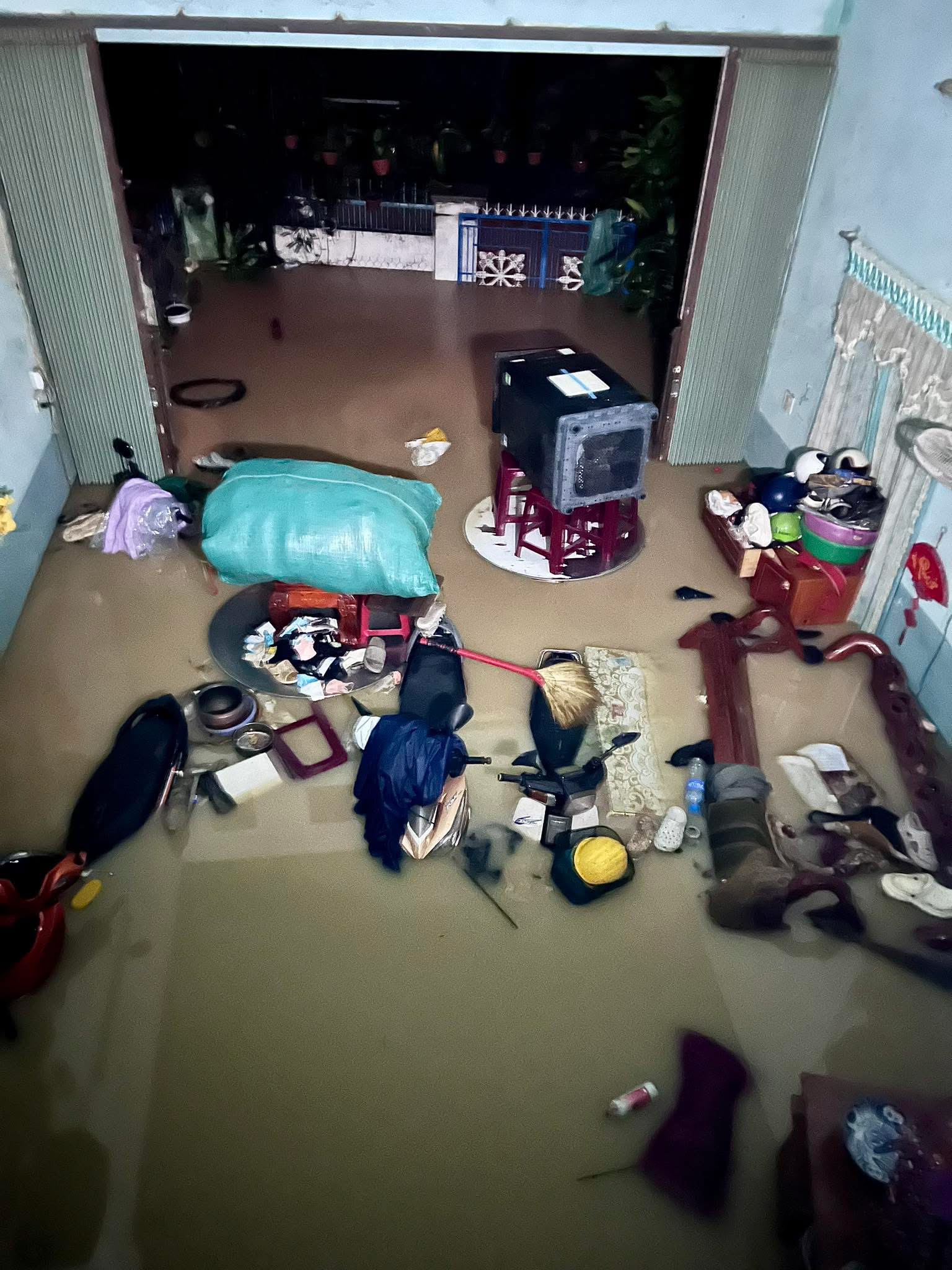 Cận cảnh mưa lũ lịch sử, hàng ngàn nhà dân Gia Lai chìm trong biển nước- Ảnh 2. Cận cảnh mưa lũ lịch sử, hàng ngàn nhà dân Gia Lai chìm trong biển nước- Ảnh 2.