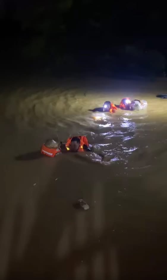 Cận cảnh mưa lũ lịch sử, hàng ngàn nhà dân Gia Lai chìm trong biển nước- Ảnh 4. Cận cảnh mưa lũ lịch sử, hàng ngàn nhà dân Gia Lai chìm trong biển nước- Ảnh 4.