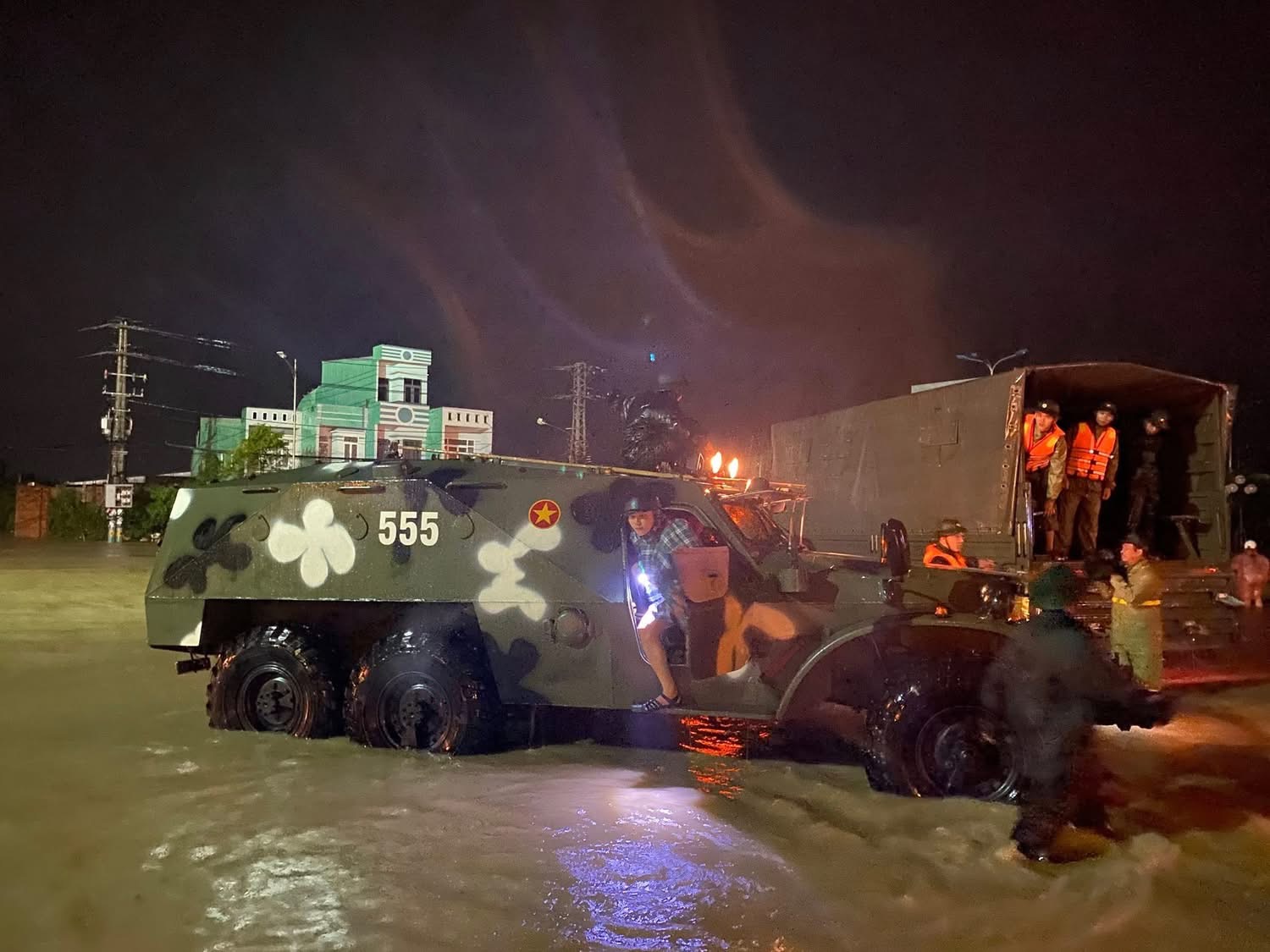 Cận cảnh mưa lũ lịch sử, hàng ngàn nhà dân Gia Lai chìm trong biển nước- Ảnh 5. Cận cảnh mưa lũ lịch sử, hàng ngàn nhà dân Gia Lai chìm trong biển nước- Ảnh 5.