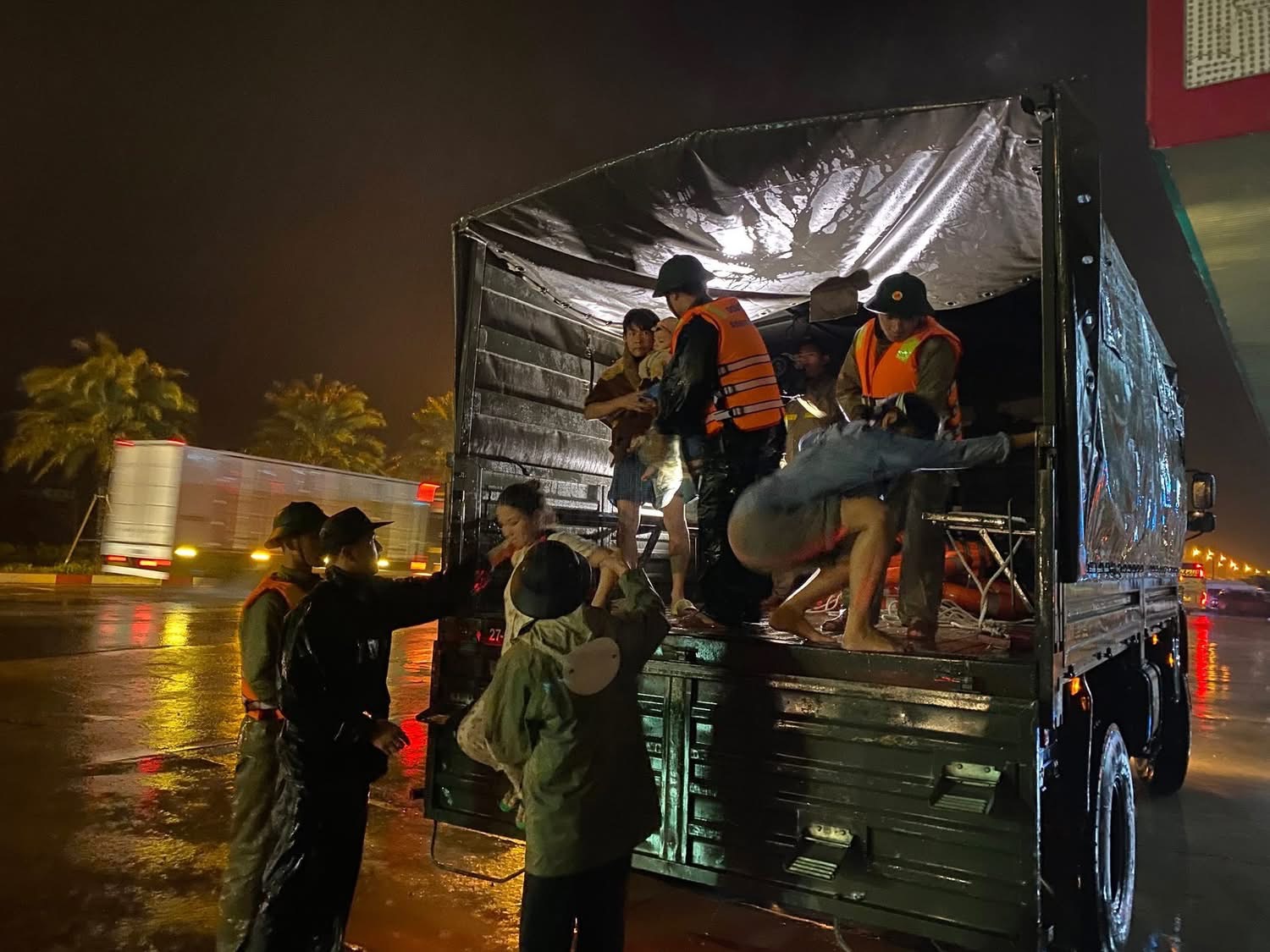 Cận cảnh mưa lũ lịch sử, hàng ngàn nhà dân Gia Lai chìm trong biển nước- Ảnh 6. Cận cảnh mưa lũ lịch sử, hàng ngàn nhà dân Gia Lai chìm trong biển nước- Ảnh 6.