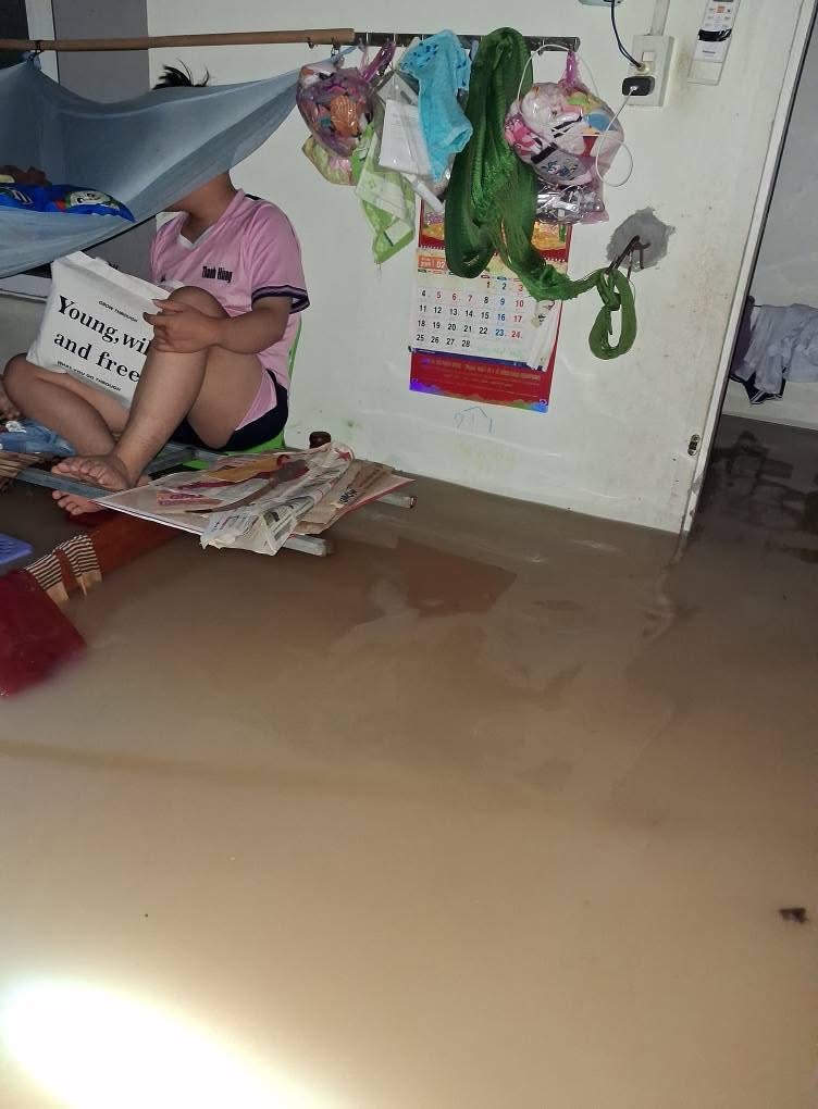 Cận cảnh mưa lũ lịch sử, hàng ngàn nhà dân Gia Lai chìm trong biển nước- Ảnh 7. Cận cảnh mưa lũ lịch sử, hàng ngàn nhà dân Gia Lai chìm trong biển nước- Ảnh 7.