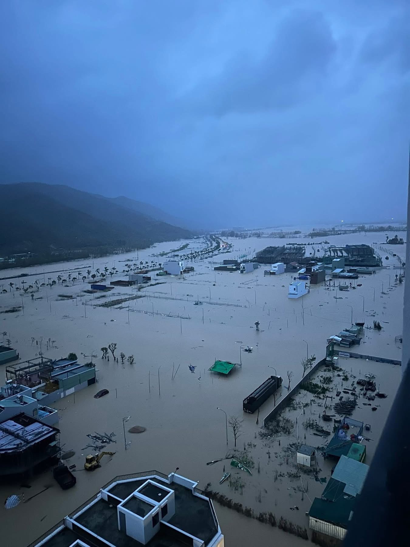 Cận cảnh mưa lũ lịch sử, hàng ngàn nhà dân Gia Lai chìm trong biển nước- Ảnh 10. Cận cảnh mưa lũ lịch sử, hàng ngàn nhà dân Gia Lai chìm trong biển nước- Ảnh 10.