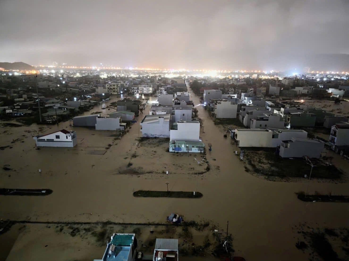 Cận cảnh mưa lũ lịch sử, hàng ngàn nhà dân Gia Lai chìm trong biển nước- Ảnh 11. Cận cảnh mưa lũ lịch sử, hàng ngàn nhà dân Gia Lai chìm trong biển nước- Ảnh 11.