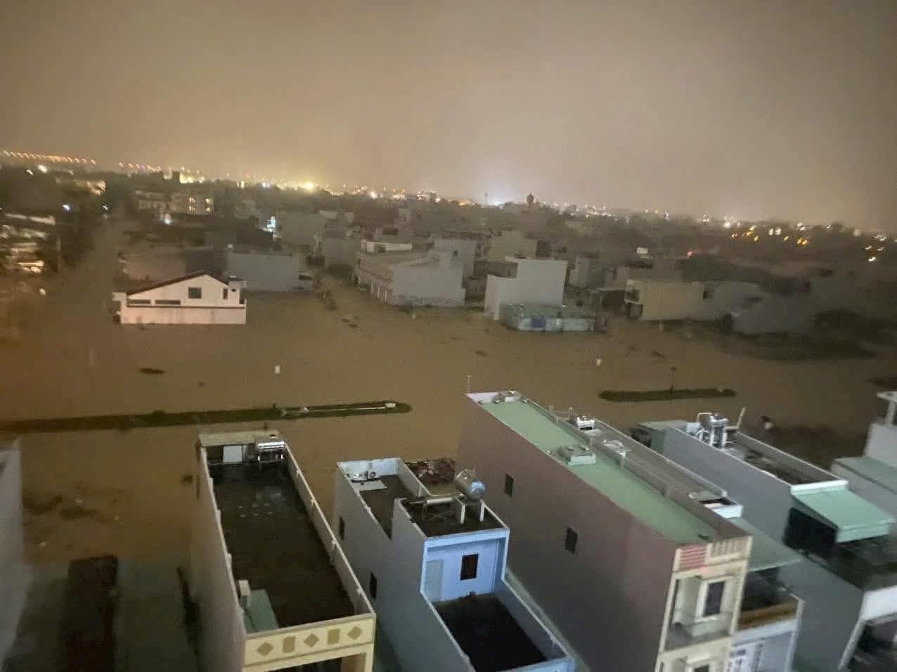 Cận cảnh mưa lũ lịch sử, hàng ngàn nhà dân Gia Lai chìm trong biển nước- Ảnh 12. Cận cảnh mưa lũ lịch sử, hàng ngàn nhà dân Gia Lai chìm trong biển nước- Ảnh 12.