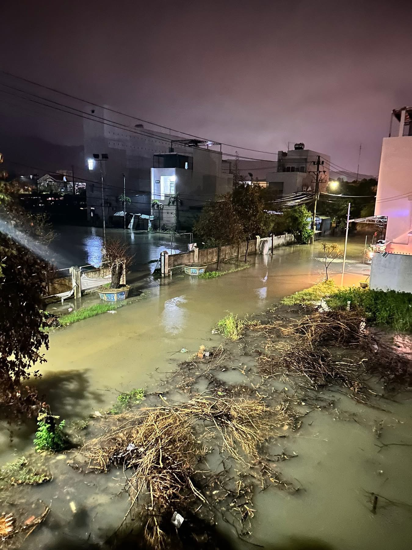 Cận cảnh mưa lũ lịch sử, hàng ngàn nhà dân Gia Lai chìm trong biển nước- Ảnh 13. Cận cảnh mưa lũ lịch sử, hàng ngàn nhà dân Gia Lai chìm trong biển nước- Ảnh 13.