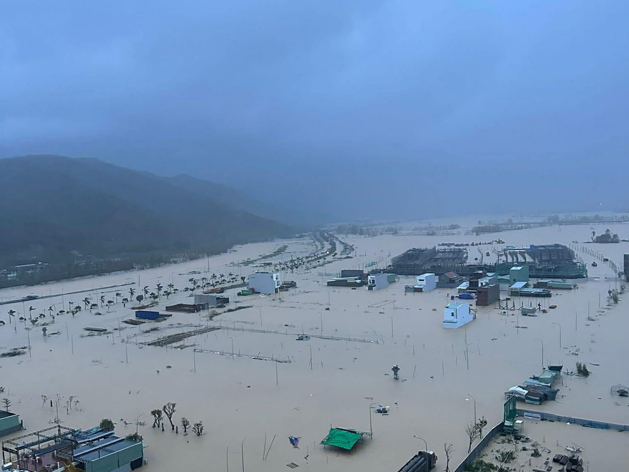 Cận cảnh mưa lũ lịch sử, hàng ngàn nhà dân Gia Lai chìm trong biển nước- Ảnh 16. Cận cảnh mưa lũ lịch sử, hàng ngàn nhà dân Gia Lai chìm trong biển nước- Ảnh 16.